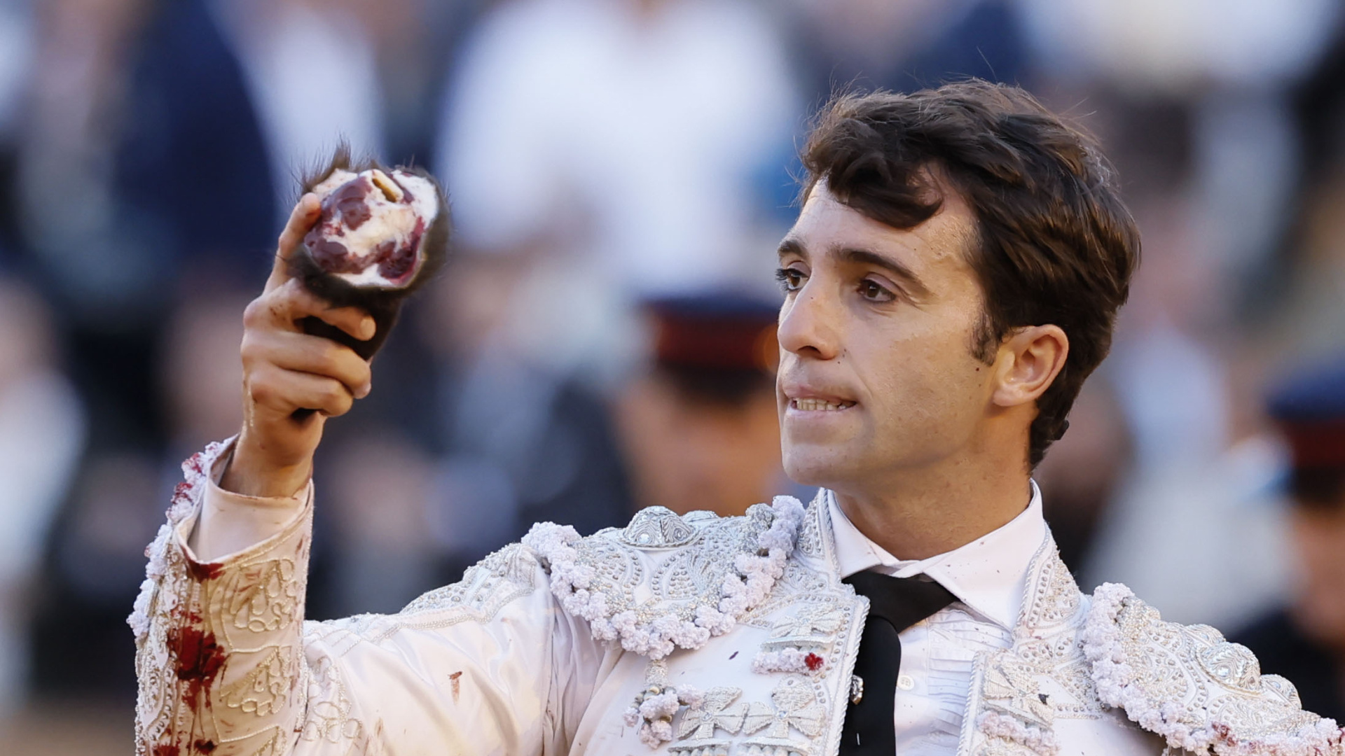 Rafael Serna le corta la oreja a un bravo Fuente Ymbro en Sevilla