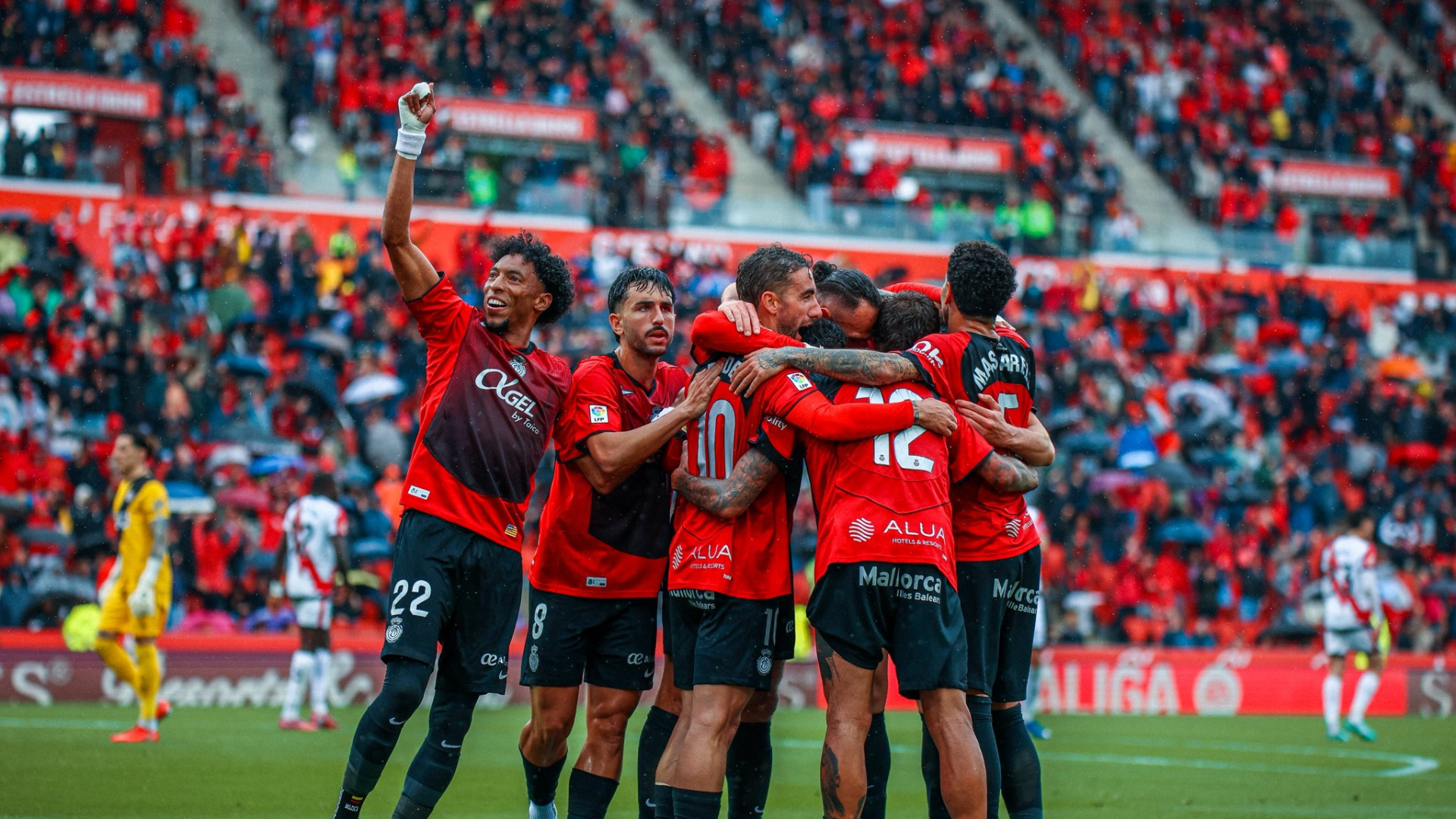 El mallorquinismo celebra la jornada retro a su manera en el 3-0 al Rayo Vallecano: gritando goles bajo la lluvia, con cánticos de antaño y orgullo