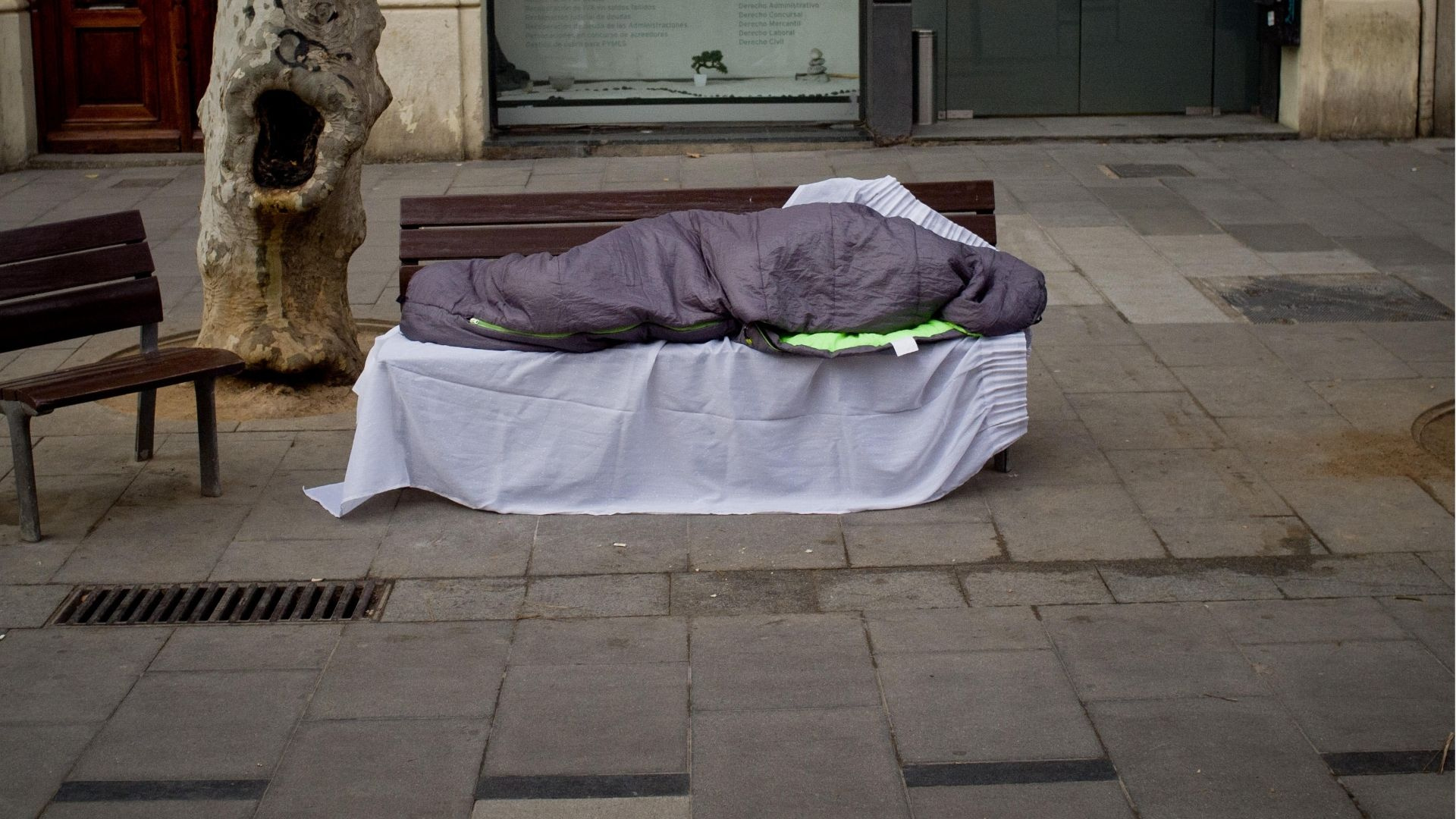 Un hombre sin hogar construye una casa de madera y la vende por 128 euros: 