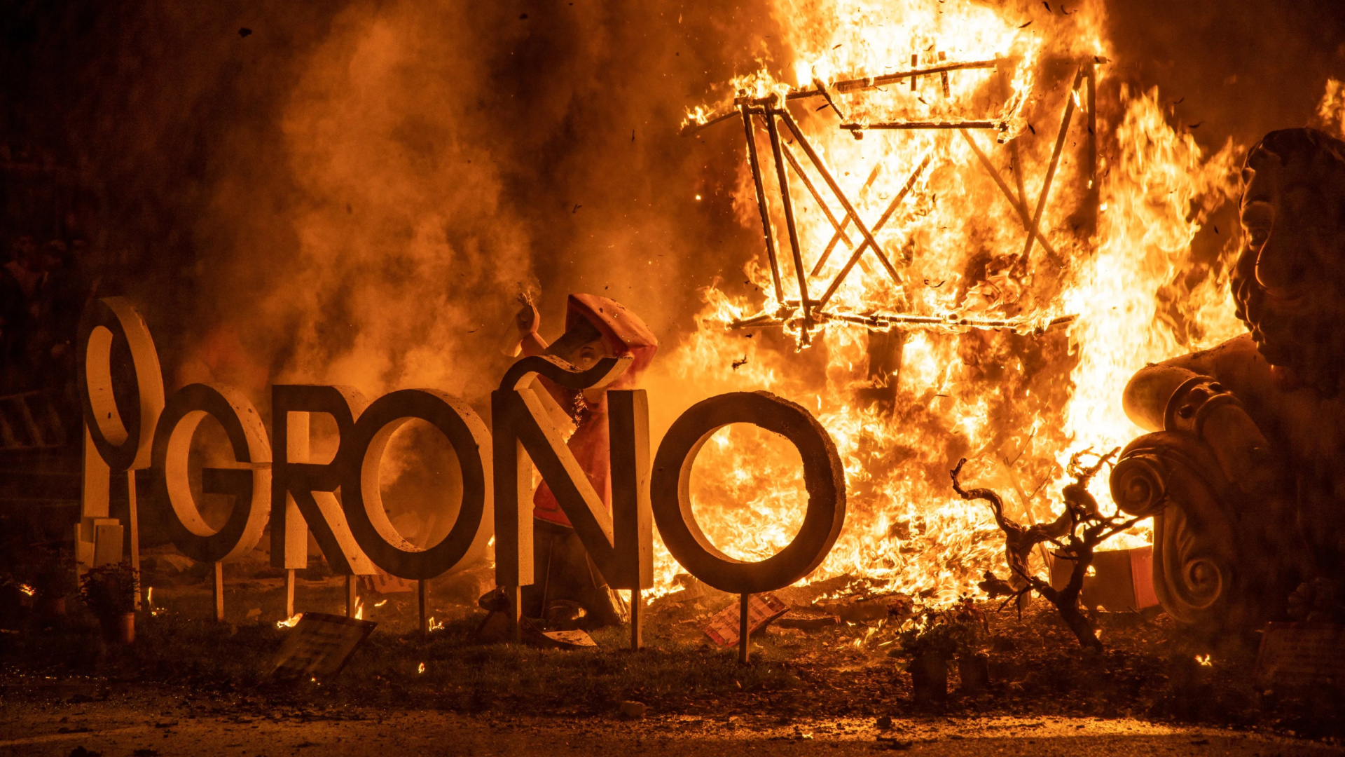 Las Fallas 'conquistan' Logroño: 4.000 valencianos llevan la fiesta a La Rioja