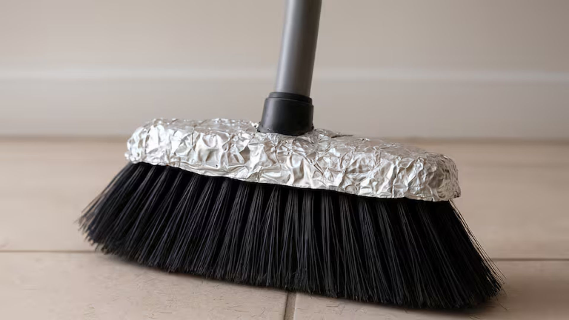 Para qué sirve poner papel aluminio en la escoba y por qué todos lo recomiendan
