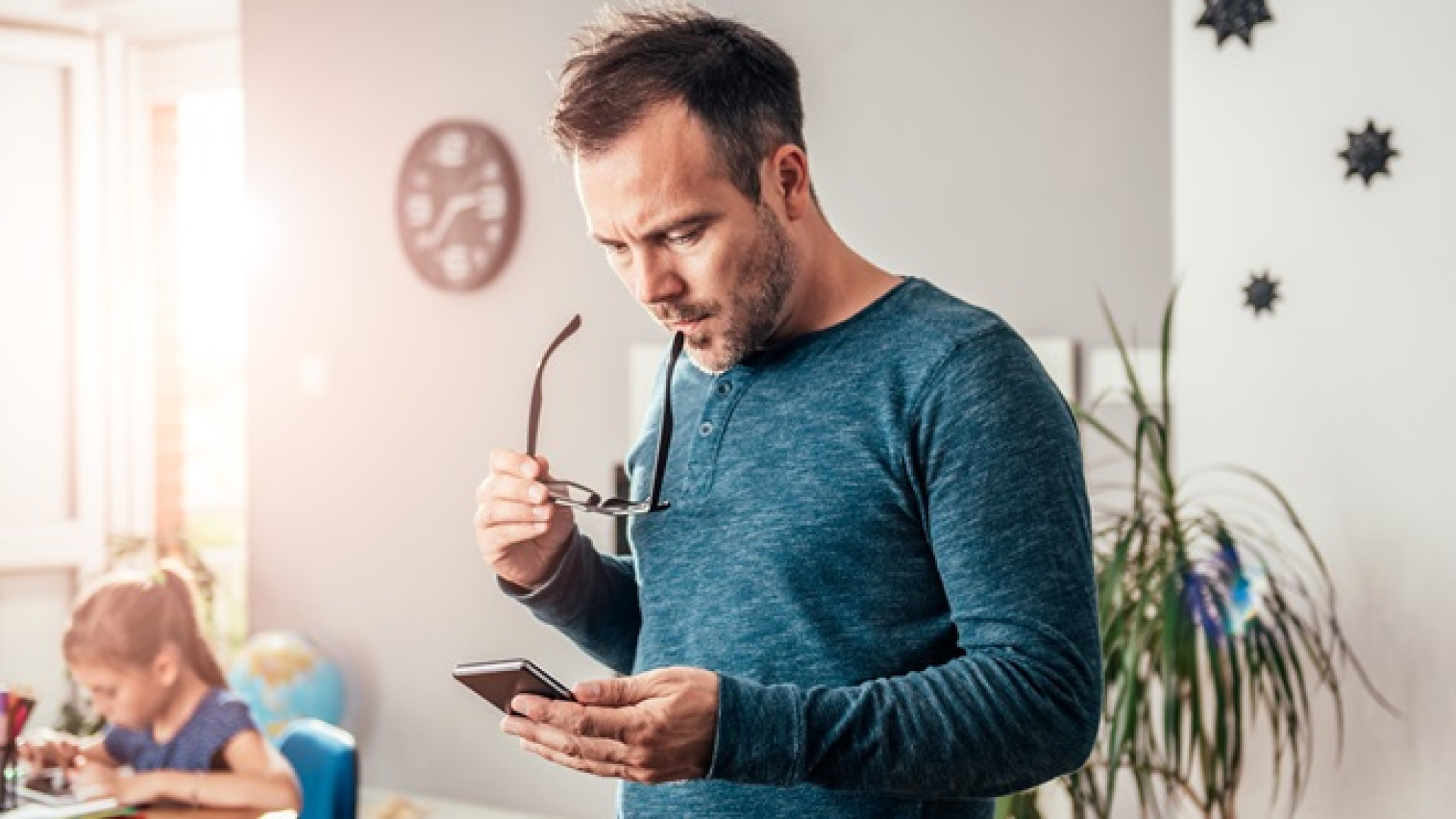 Las trampas de las teleoperadoras que disparan tu factura: Una experta revela cómo protegerte