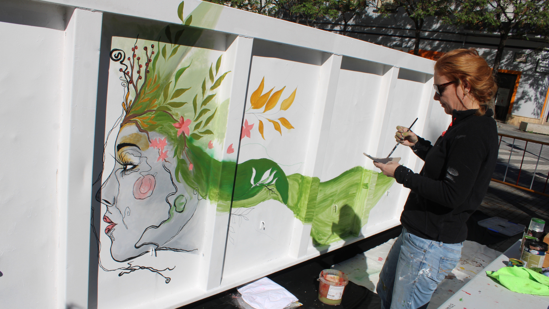 Dénia transforma sus contenedores de poda en lienzos de arte urbano para fomentar el reciclaje