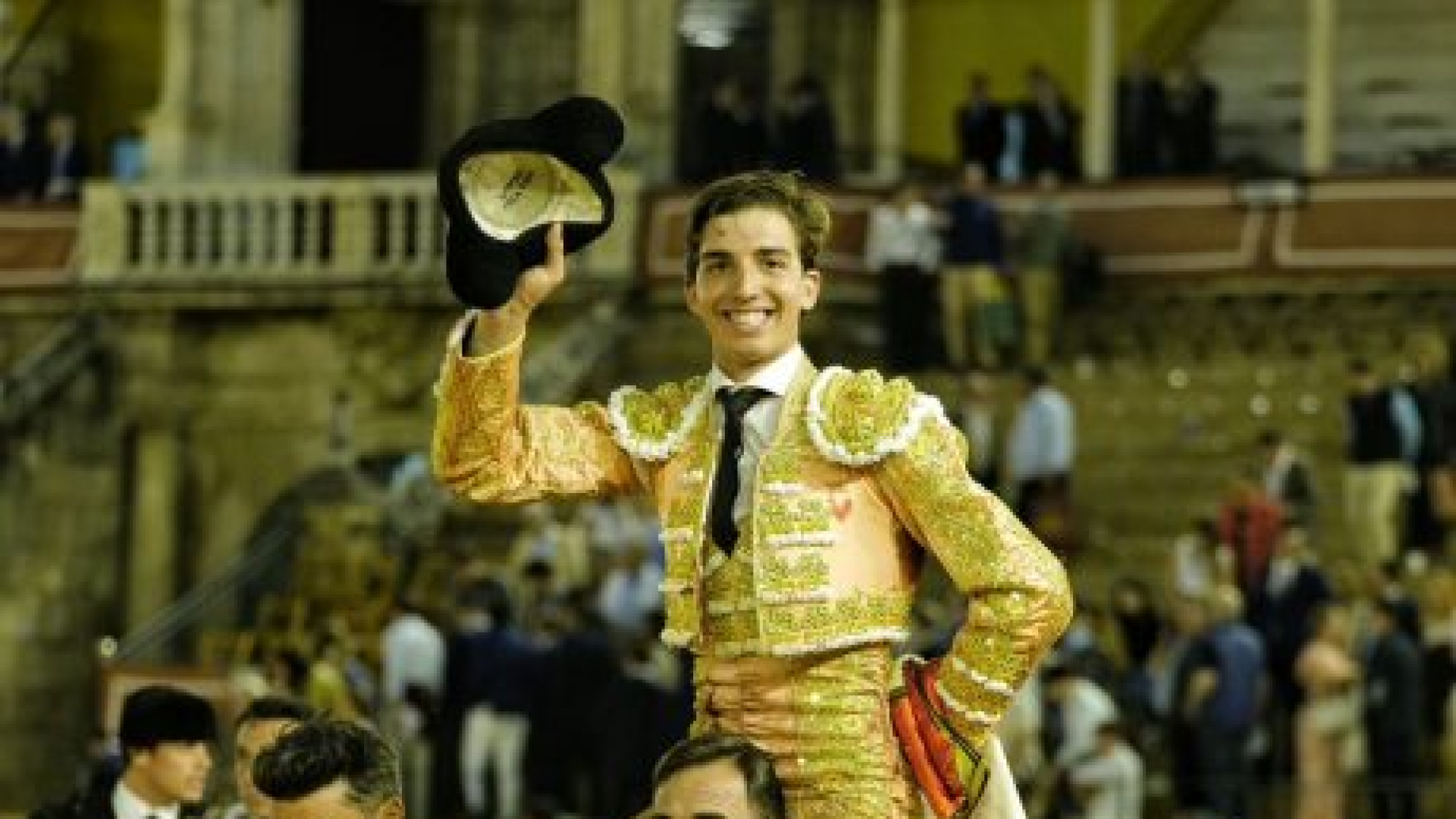 Julio Norte le corta dos orejas a una buena novillada de Talavante