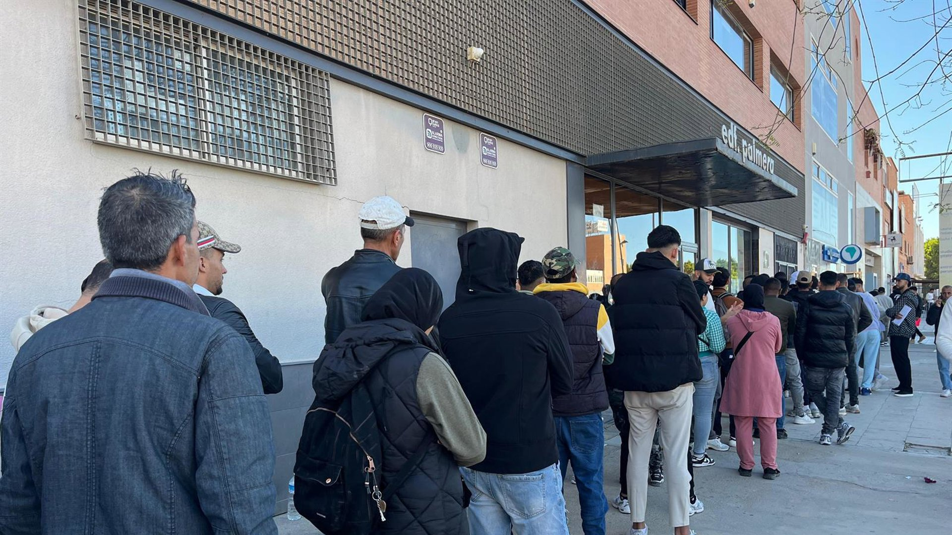 Miles de personas en Almería buscan en el consulado de Marruecos papeles para la regularización