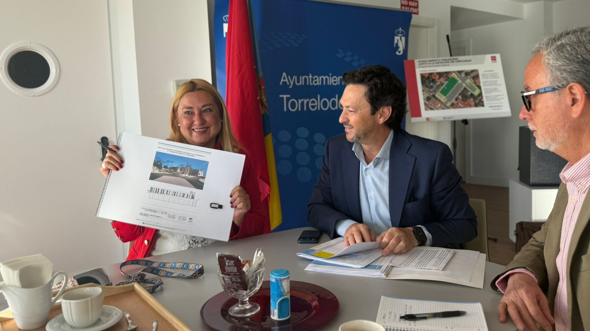Torrelodones recibe de manos de la Comunidad de Madrid el proyecto del aparcamiento de la estación de tren