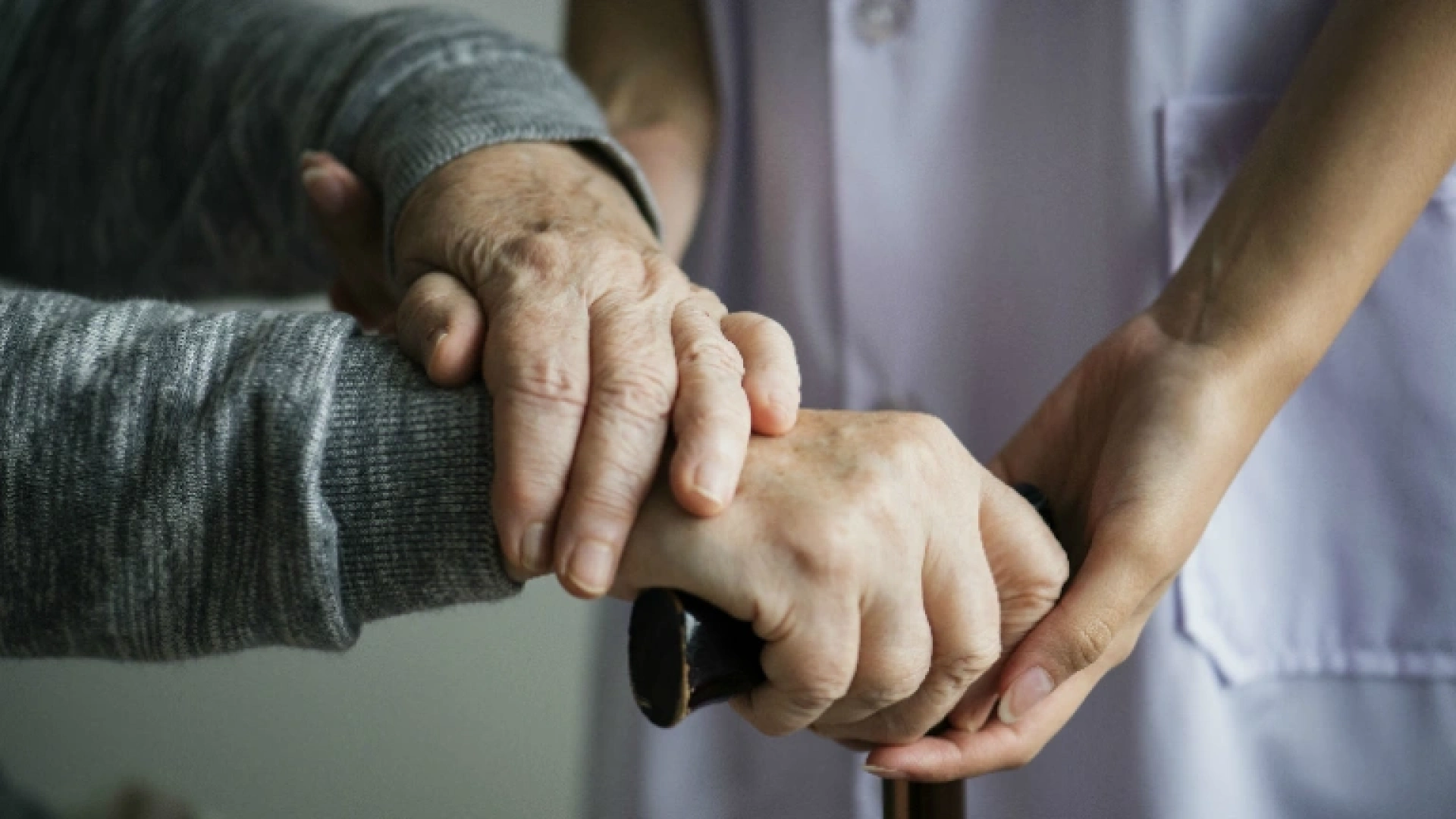 El peligro silencioso en el hogar: la sobrecarga del cuidador duplica los errores de medicación