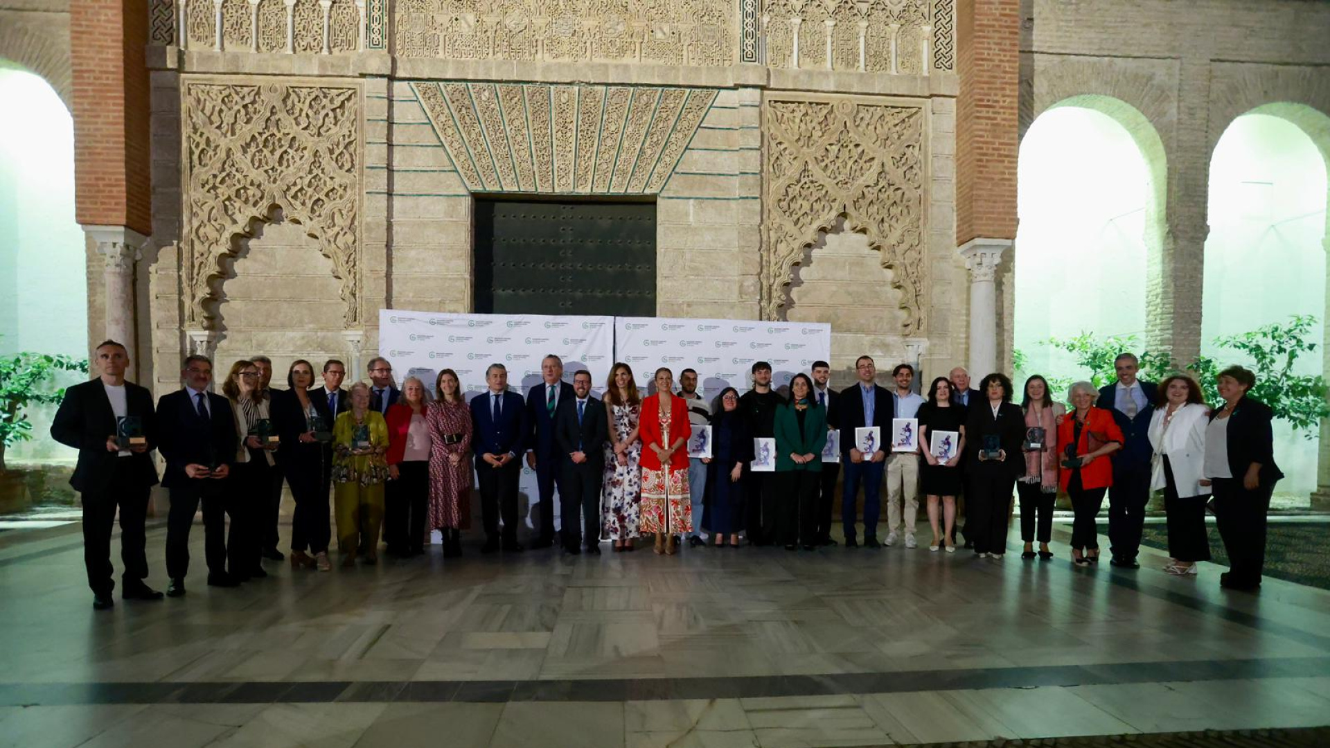 La Asociación Española Contra el Cáncer en Sevilla reconoce la investigación y celebra la humanización y el compromiso social en su gala anual