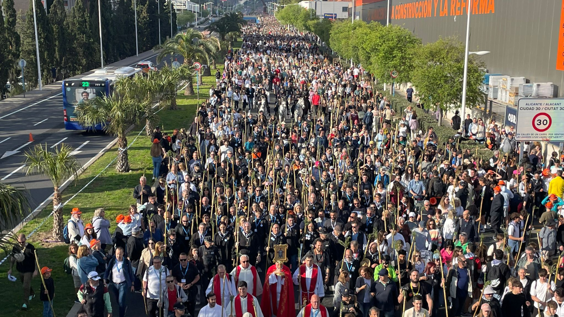 Miles de alicantinos ya caminan a la Santa Faz: así se ve la marea humana desde el puente de la avenida de Denia