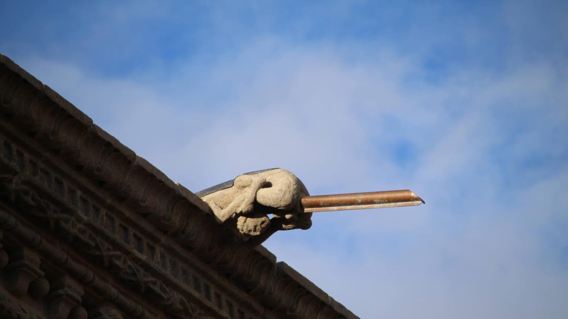 Polémica en Santiago por la actuación en las gárgolas del Hostal dos Reis Católicos: ¿Chapuza o necesaria intervención técnica?