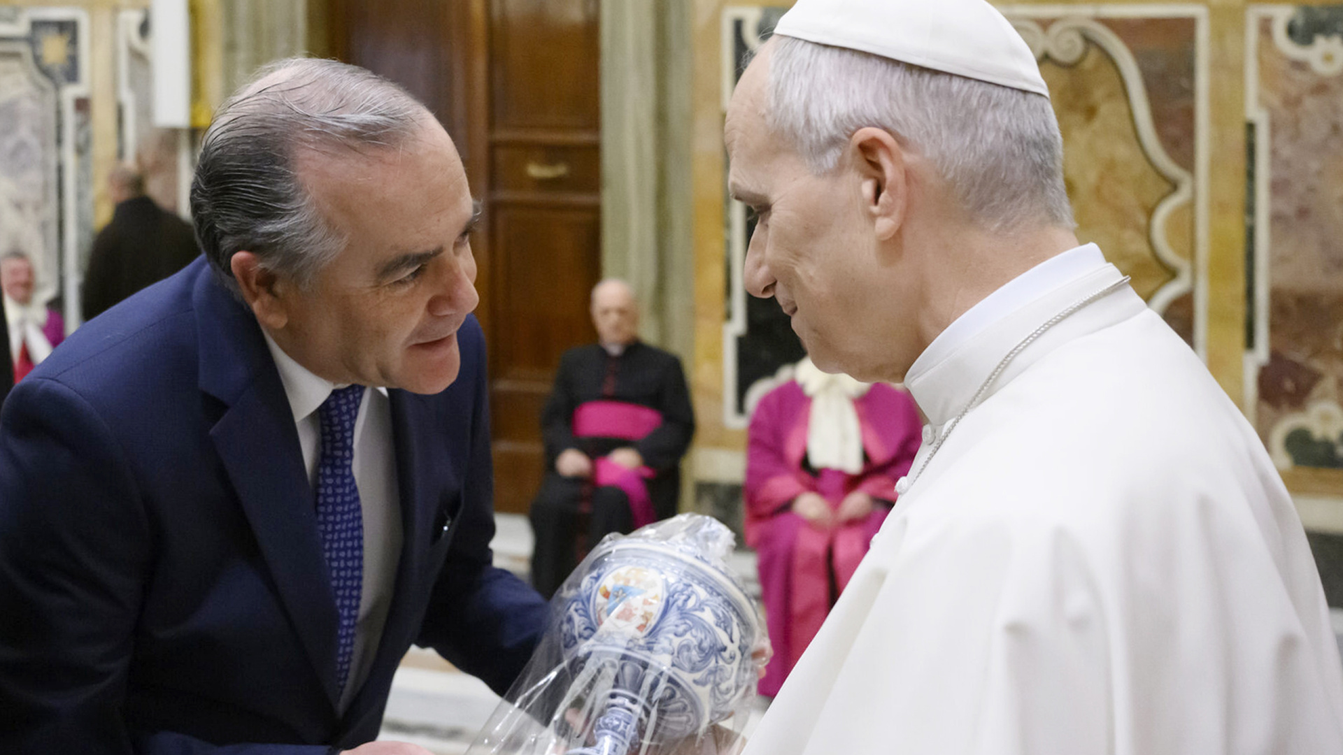 El Papa León XIV recibe al alcalde de Talavera y elogia la cerámica de la ciudad