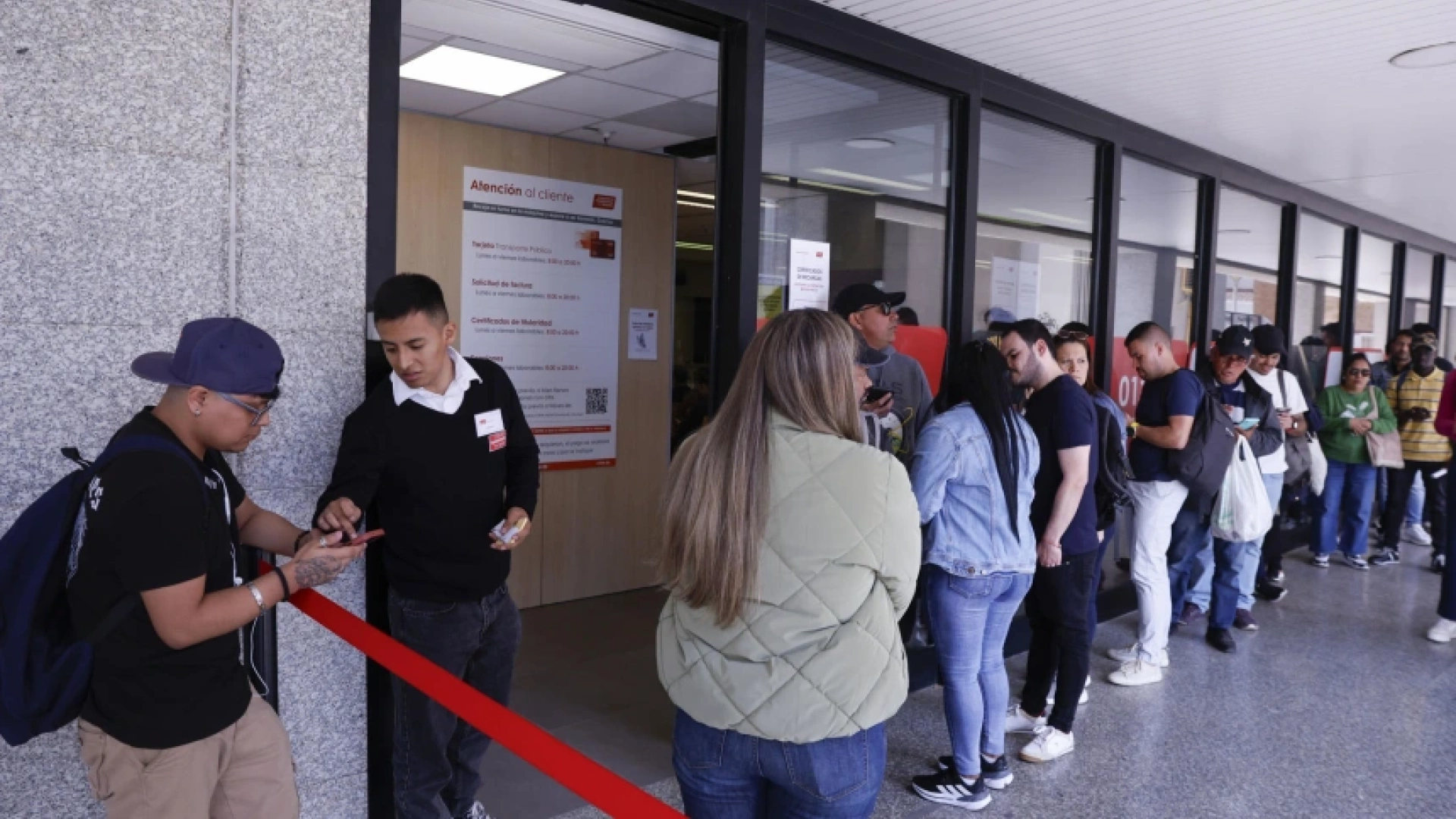 El Colegio de Trabajo Social alerta del colapso en la regularización de inmigrantes