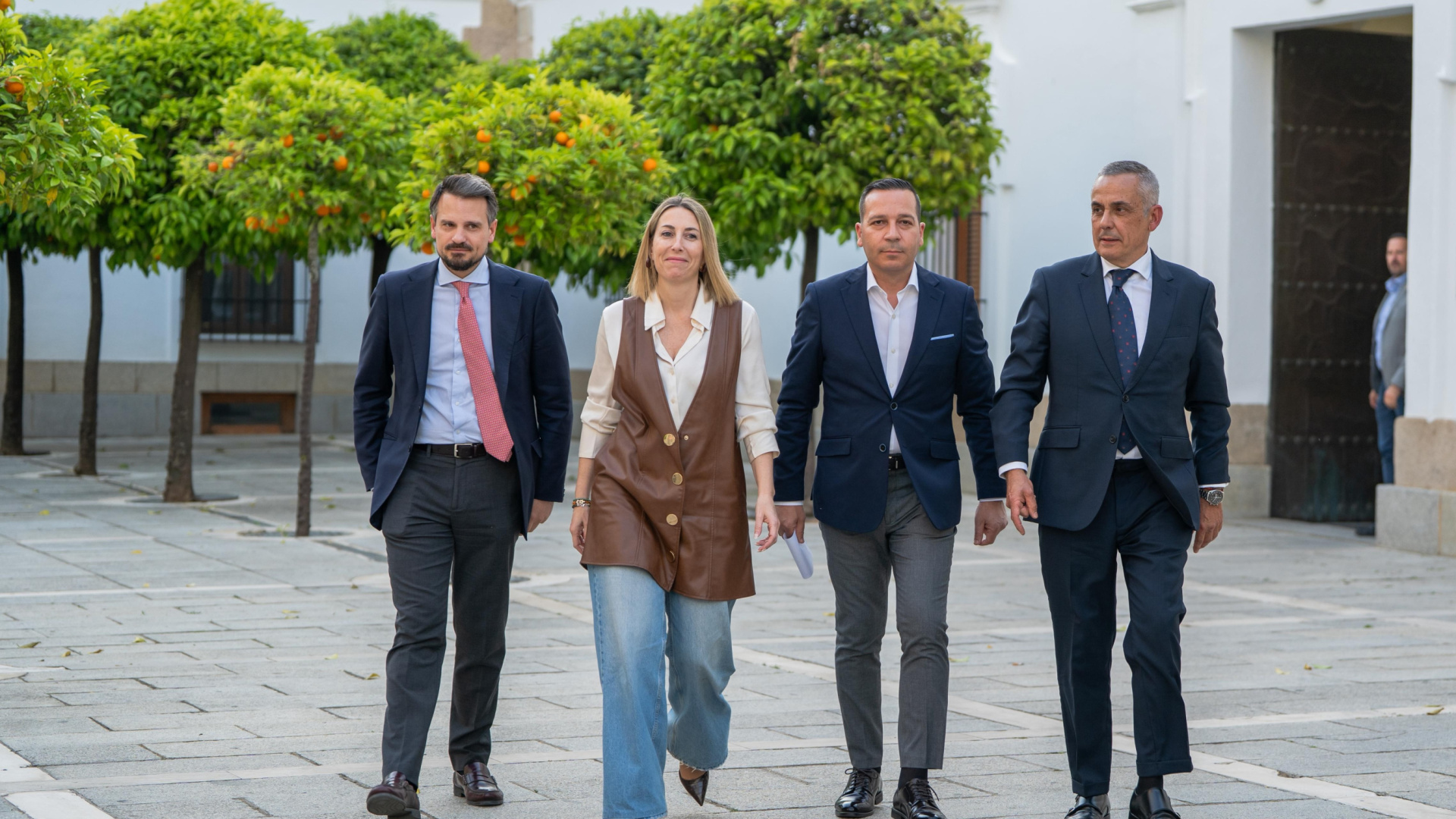 Abascal celebra el acuerdo con el PP en Extremadura: 