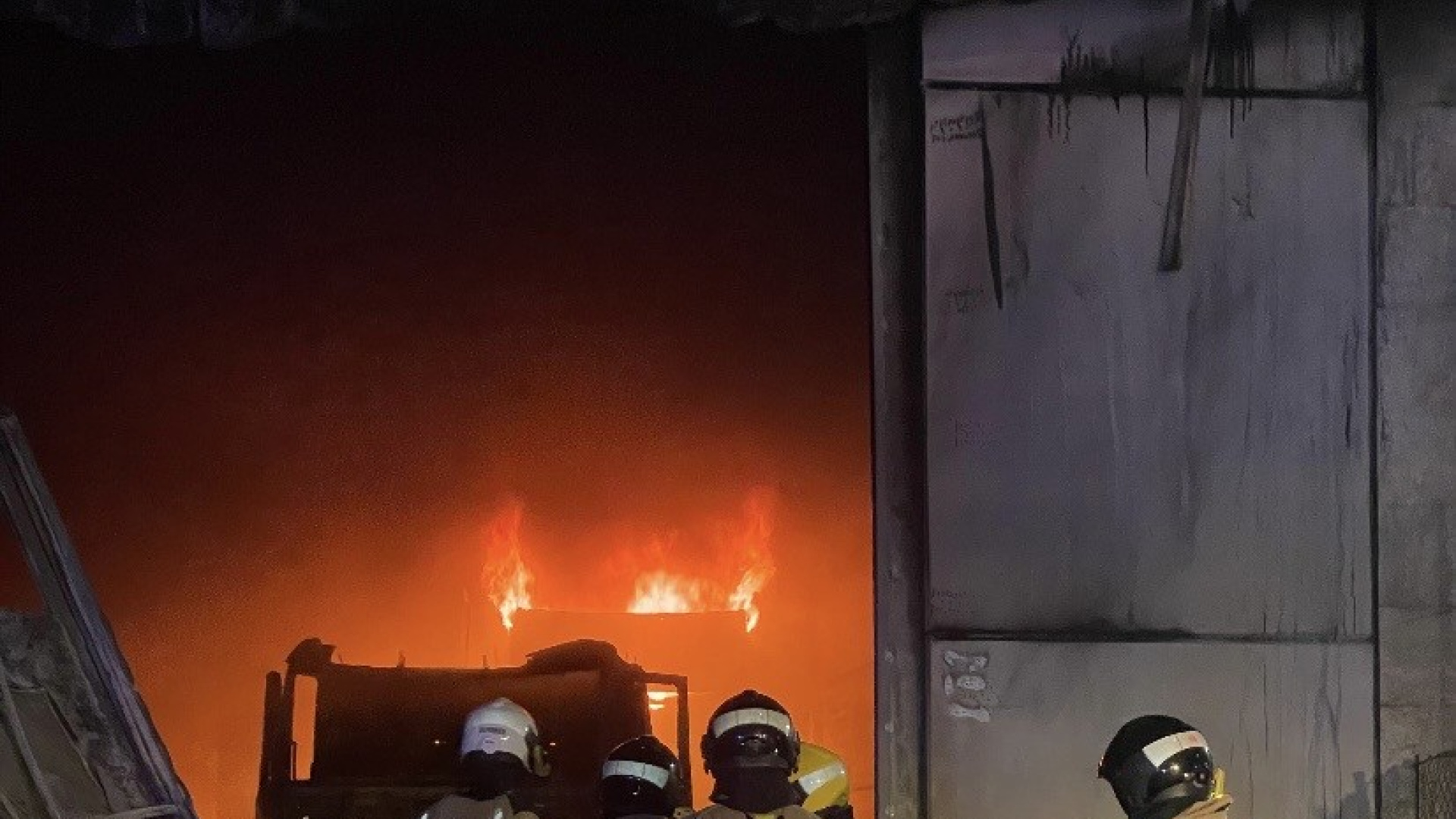 Un incendio afecta a una nave de transportes en el Polígono Industrial de San Cibrao das Viñas (Ourense)