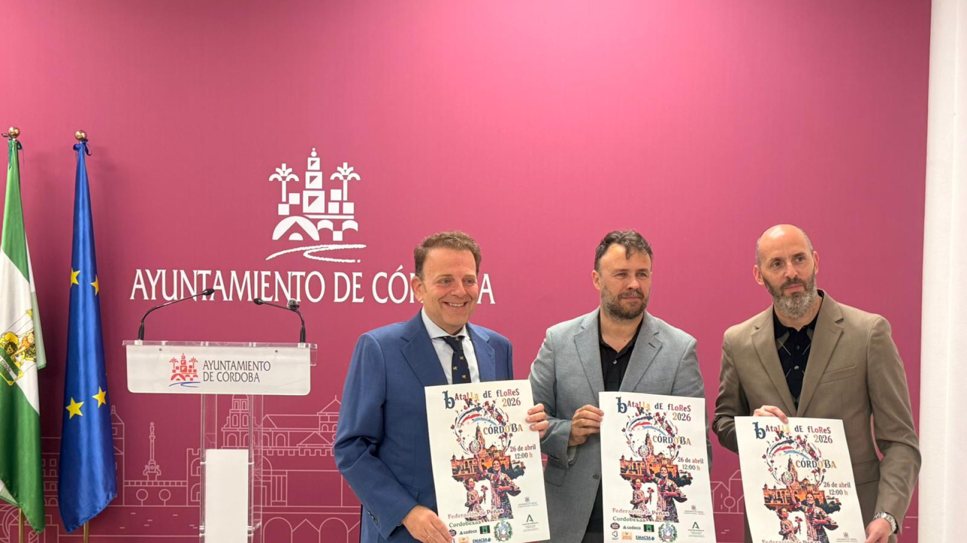 Córdoba celebra la primavera con su tradicional Batalla de las Flores, arrojando hasta 80.000 claveles