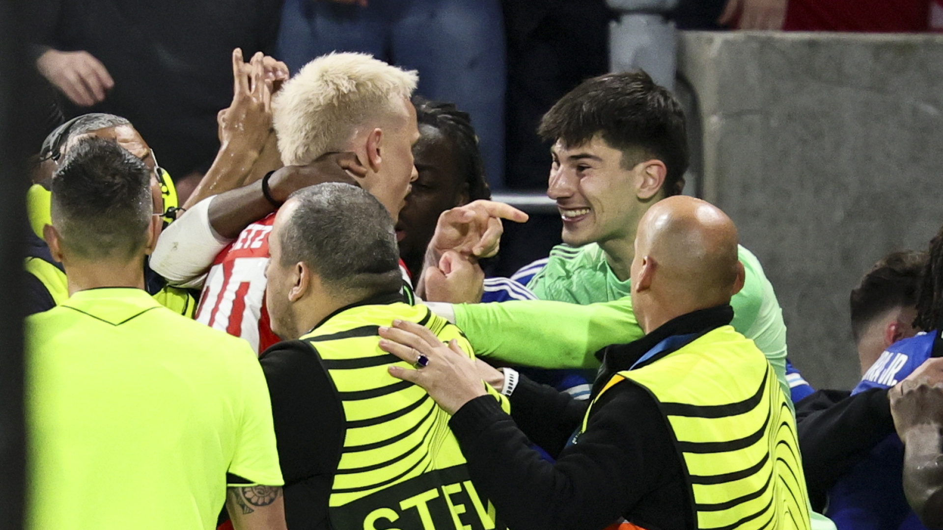 Un jugador del Estrasburgo provoca una espectacular tangana al realizar una polémica celebración