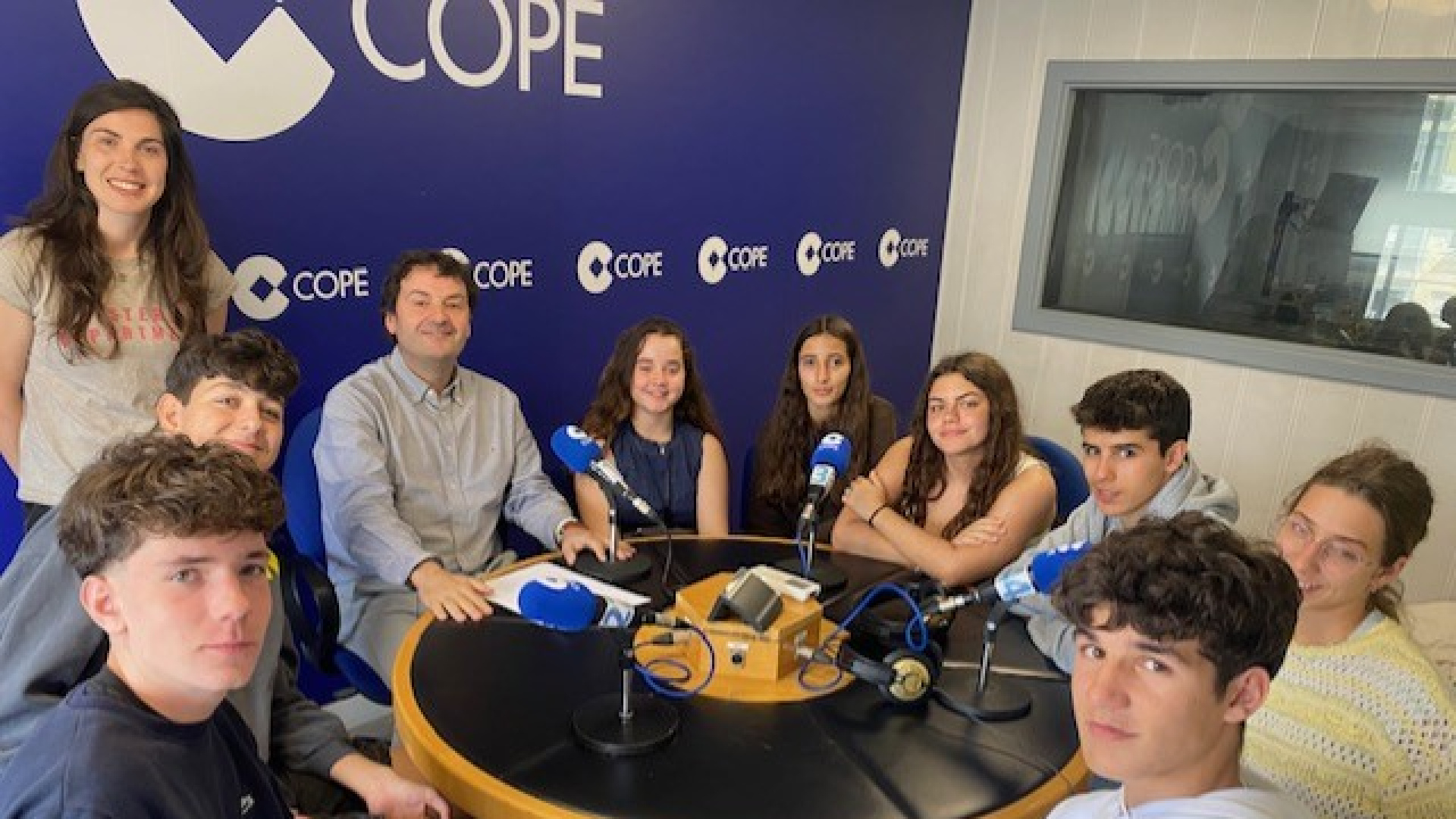 Estudiantes de Oporto aprenden de radio en COPE Ourense: 