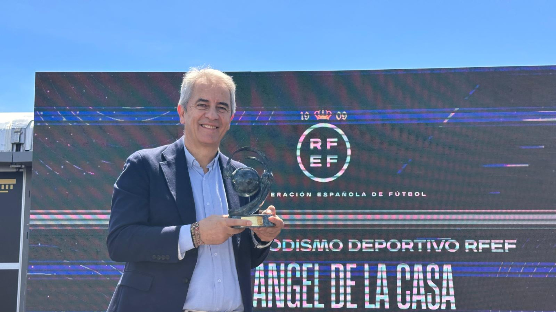 Manolo Lama recibe el I Premio de Periodismo Deportivo José Ángel de la Casa