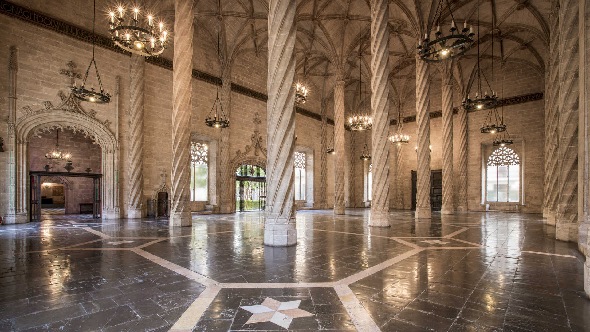 El misterio que esconde la Lonja de la Seda inspira la nueva novela de Juan Francisco Ferrándiz