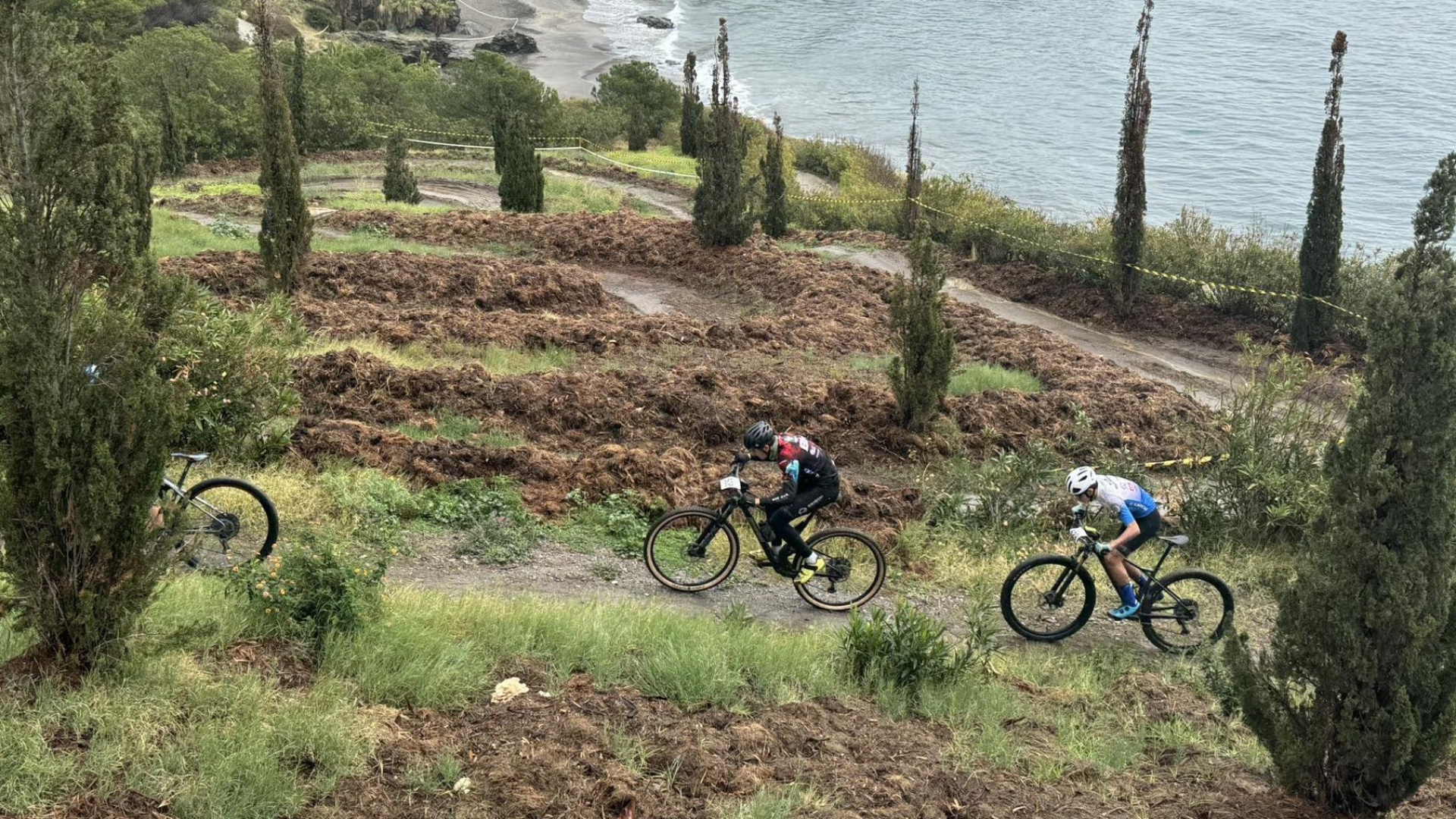 La V BTT XCO Nazarí Almuñécar reúne a los mejores bikers en el Parque El Mediterráneo