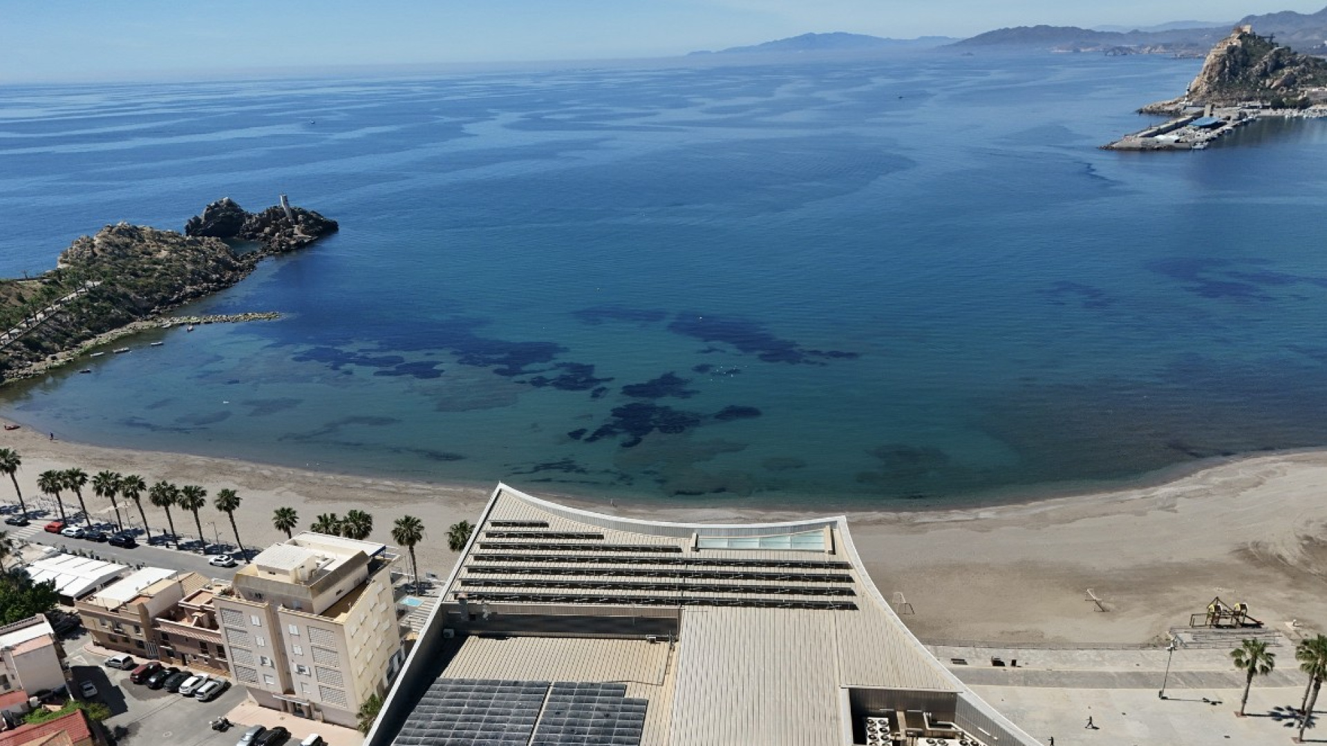 Águilas se enchufa al sol y convierte su auditorio en un edificio autosuficiente