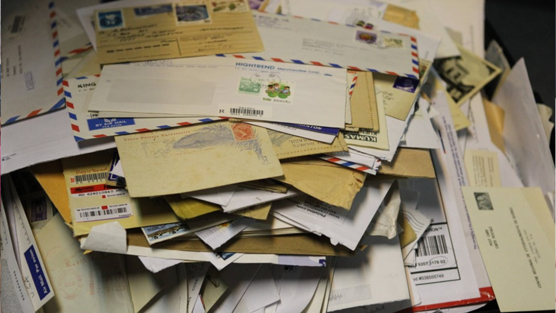 La carta se resiste a morir: el hábito que sobrevive en la Navarra digital