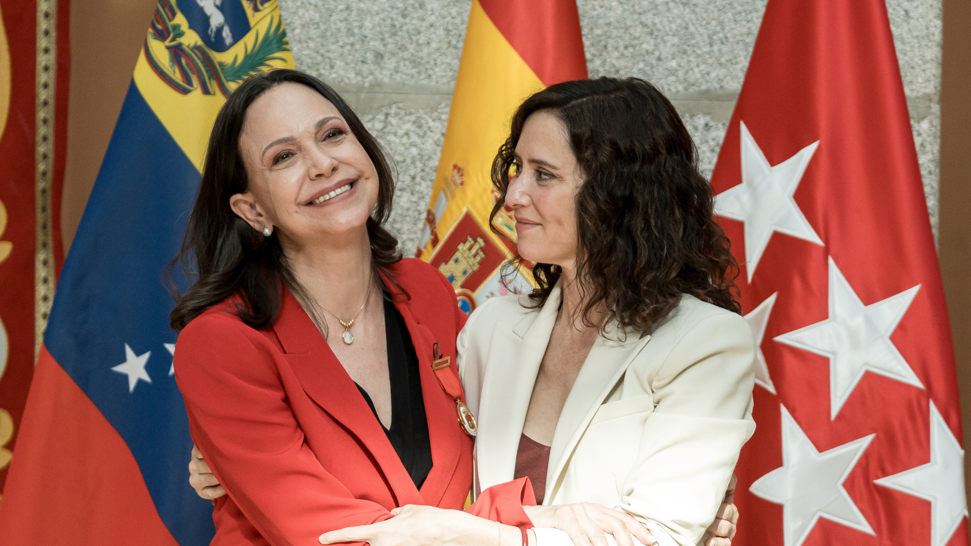 Isabel Díaz Ayuso entrega la Medalla de Oro de la Comunidad de Madrid a María Corina Machado