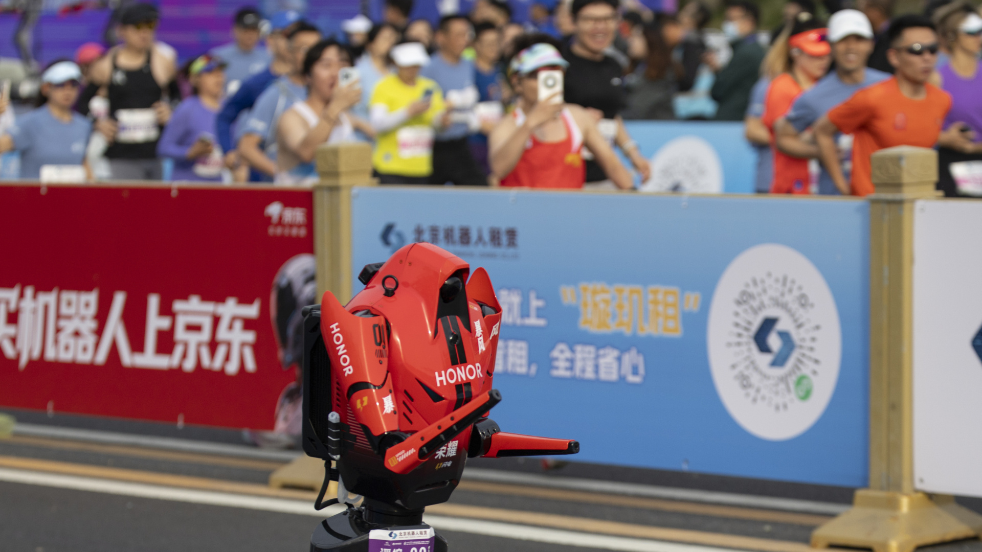 Un robot consigue correr una media maratón en 50 minutos... pese a estamparse a 100 metros de la meta