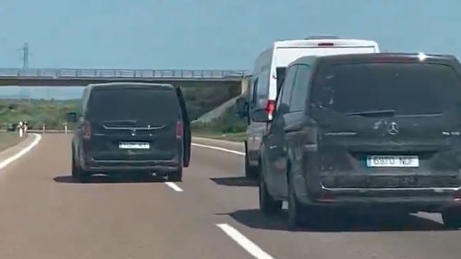 Una testigo denuncia en COPE el brutal acoso de tres furgonetas de seguidores de la Real Sociedad a una autocaravana con una bandera de España y el escudo del Atlético de Madrid: 