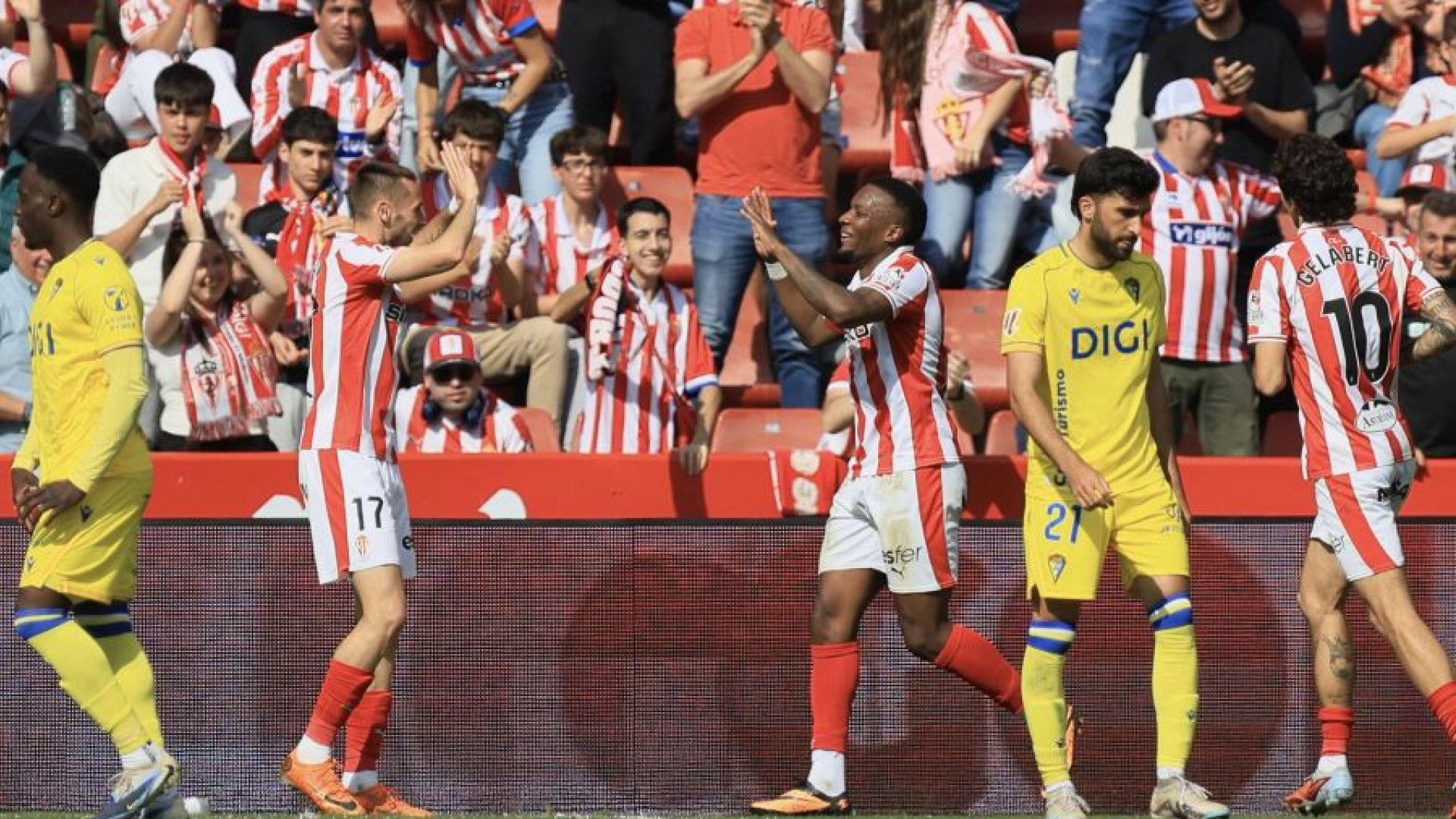El Sporting asegura la permanencia y mantiene al Cádiz al borde del descenso