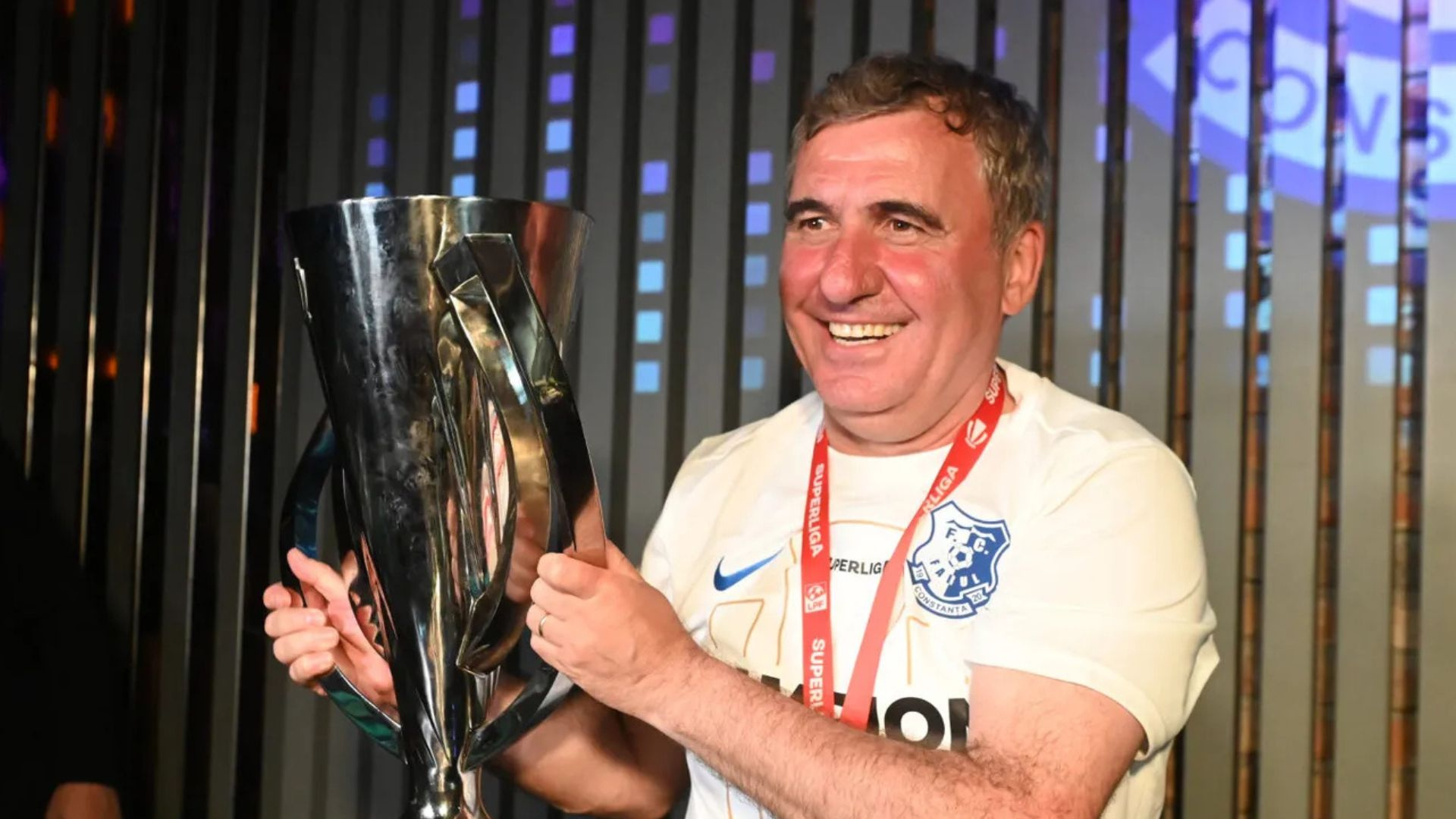 En Rumanía sitúan a Gica Hagi como seleccionador tras el fallecimiento de Lucescu