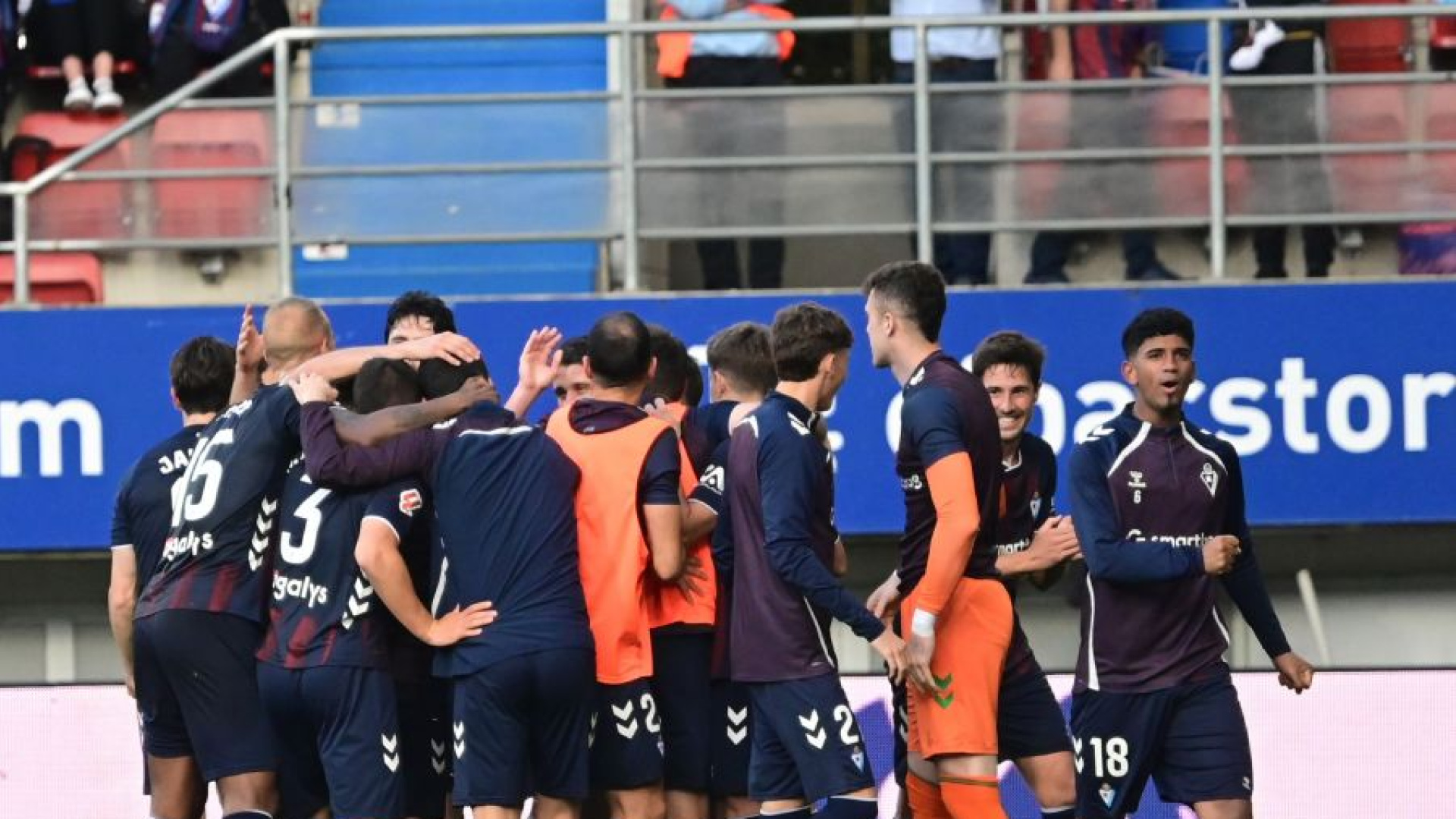 El Eibar remonta ante el Huesca y se acerca a los puestos de ascenso