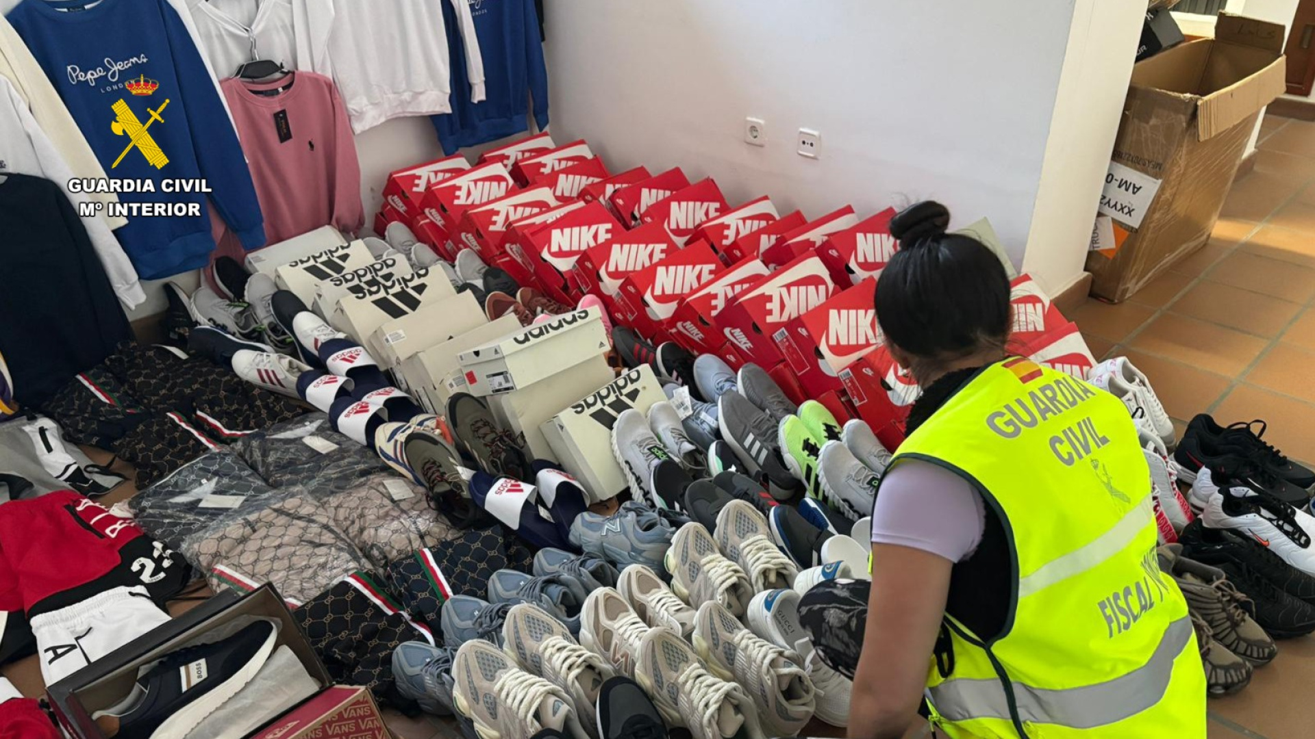 Intervienen más de 400 prendas deportivas falsificadas en una tienda de Huelva