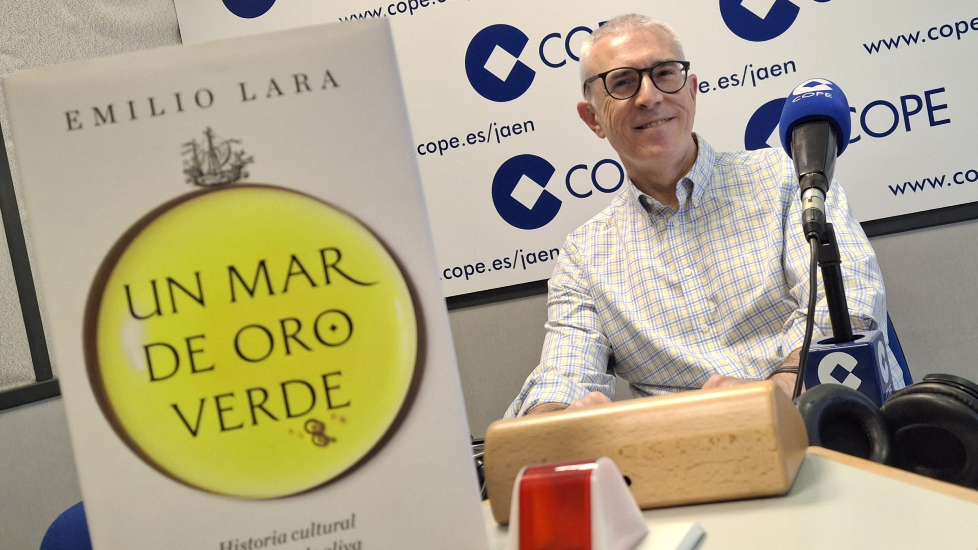 Emilio Lara desvela en ‘Un mar de oro verde’ la historia y el alma del aceite de oliva