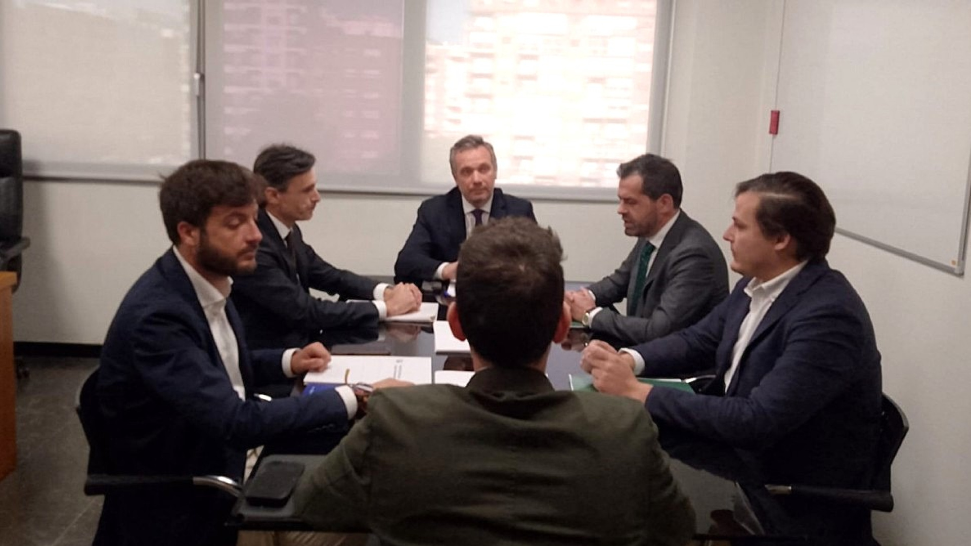 VOX y PP negocian un acuerdo de vivienda en Murcia con la 'prioridad nacional' como principal escollo