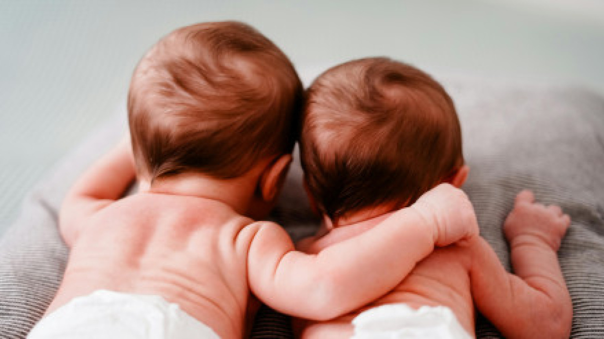 Las adopciones internacionales se hunden en Catalunya: caen un 97% en 20 años