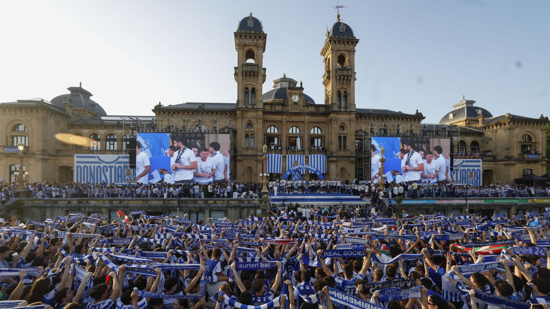 La Real Sociedad dedica la Copa del Rey a su afición, por su 