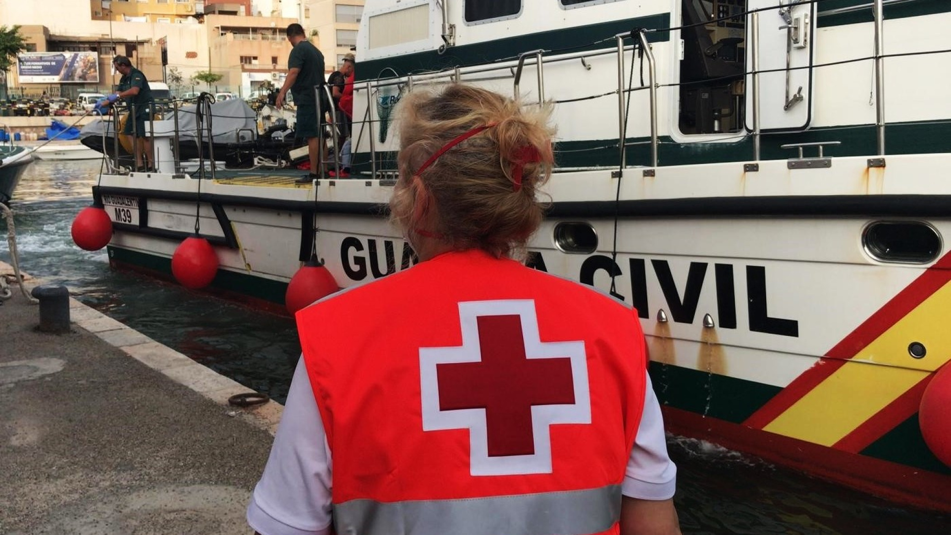 Hallan tres cadáveres y dos supervivientes en una patera a la deriva en aguas de Cartagena