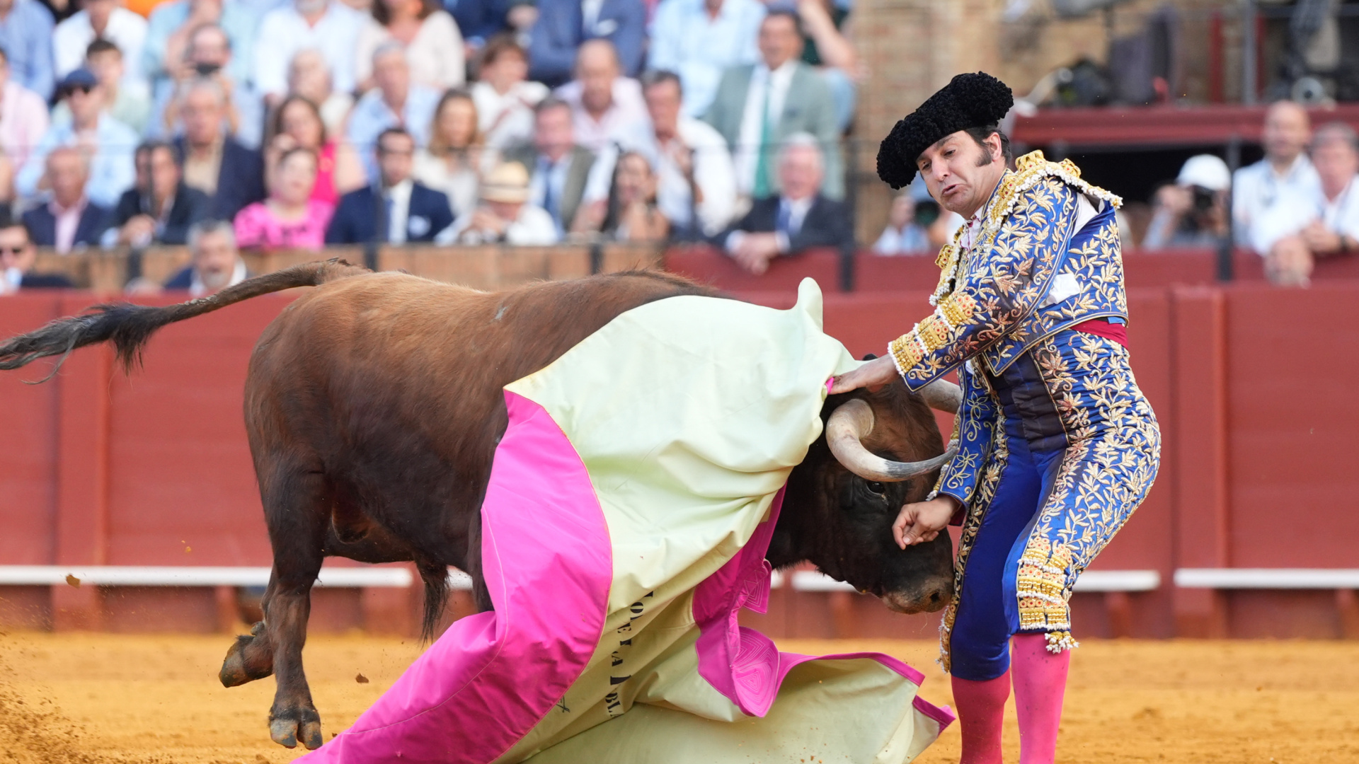 Máximo García Padrós, ex cirujano jefe de Las Ventas: "El que Morante esté ya de pie no quita gravedad a la herida: es una buena señal, pero la recuperación es complicada"