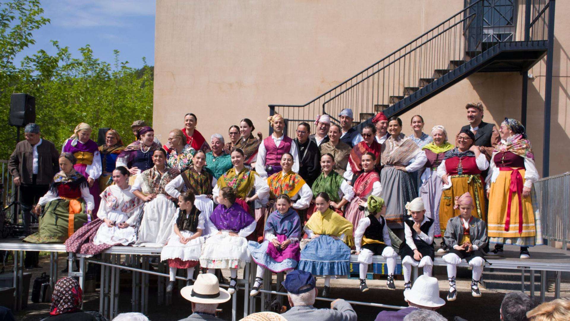 La jota une el alma de niños y mayores en Ayerbe