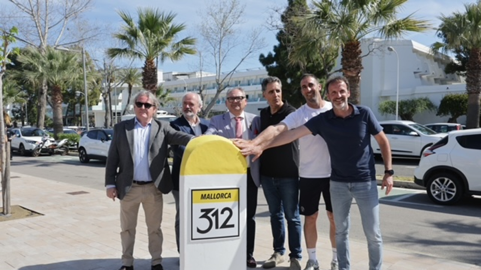 La Mallorca 312 OK Mobility inaugura el hito permanente de su recorrido en Playa de Muro a cinco días de reunir a 8.500 ciclistas.
