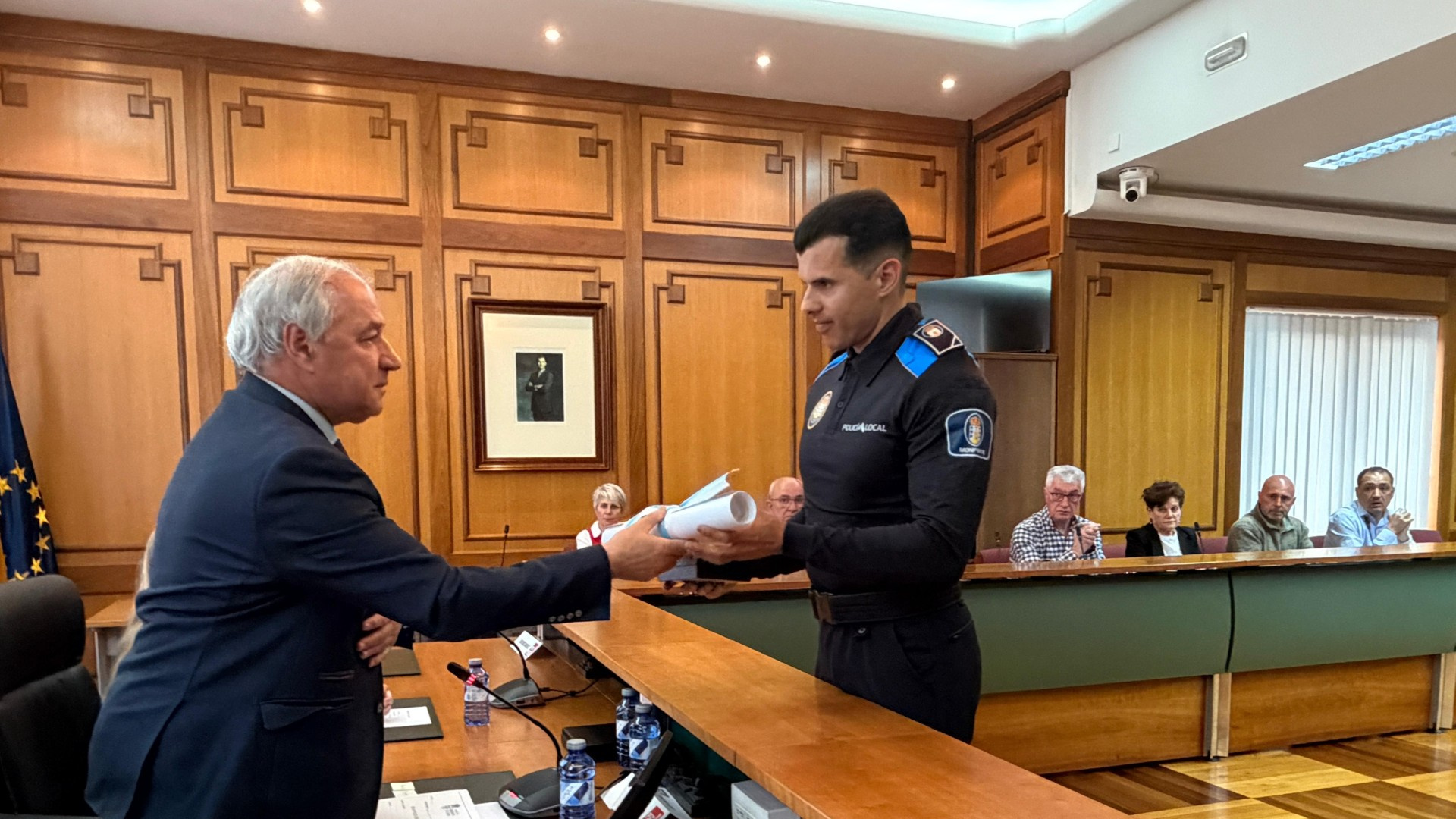 Monforte condecora al policía fallecido en acto de servicio y a su compañero herido