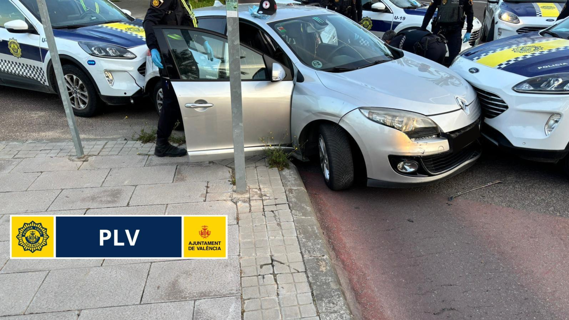 Detienen en Valencia a un taxista ilegal que triplicaba la tasa de alcohol y trató de huir con cuatro pasajeros