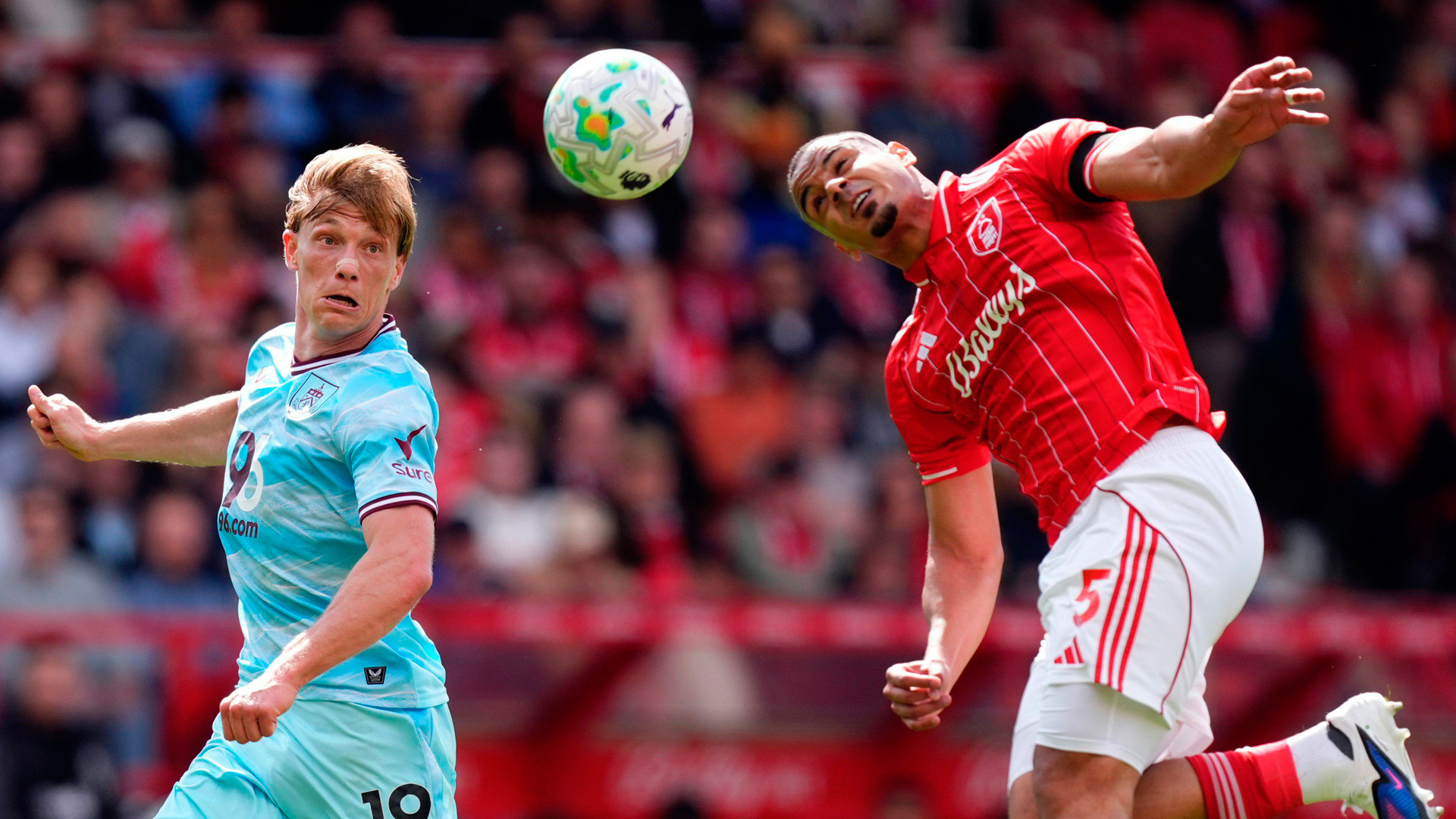 La FA respalda un estudio a favor de un rediseño del balón de fútbol que reduzca el impacto de los cabeceos