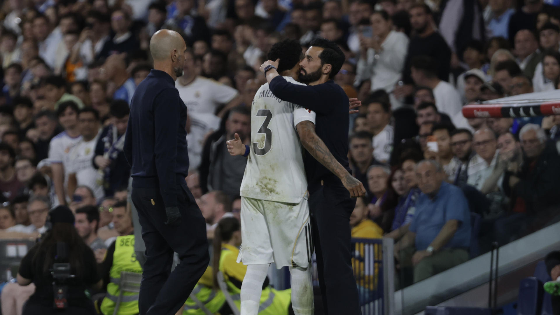 Militao se retira lesionado antes del descanso