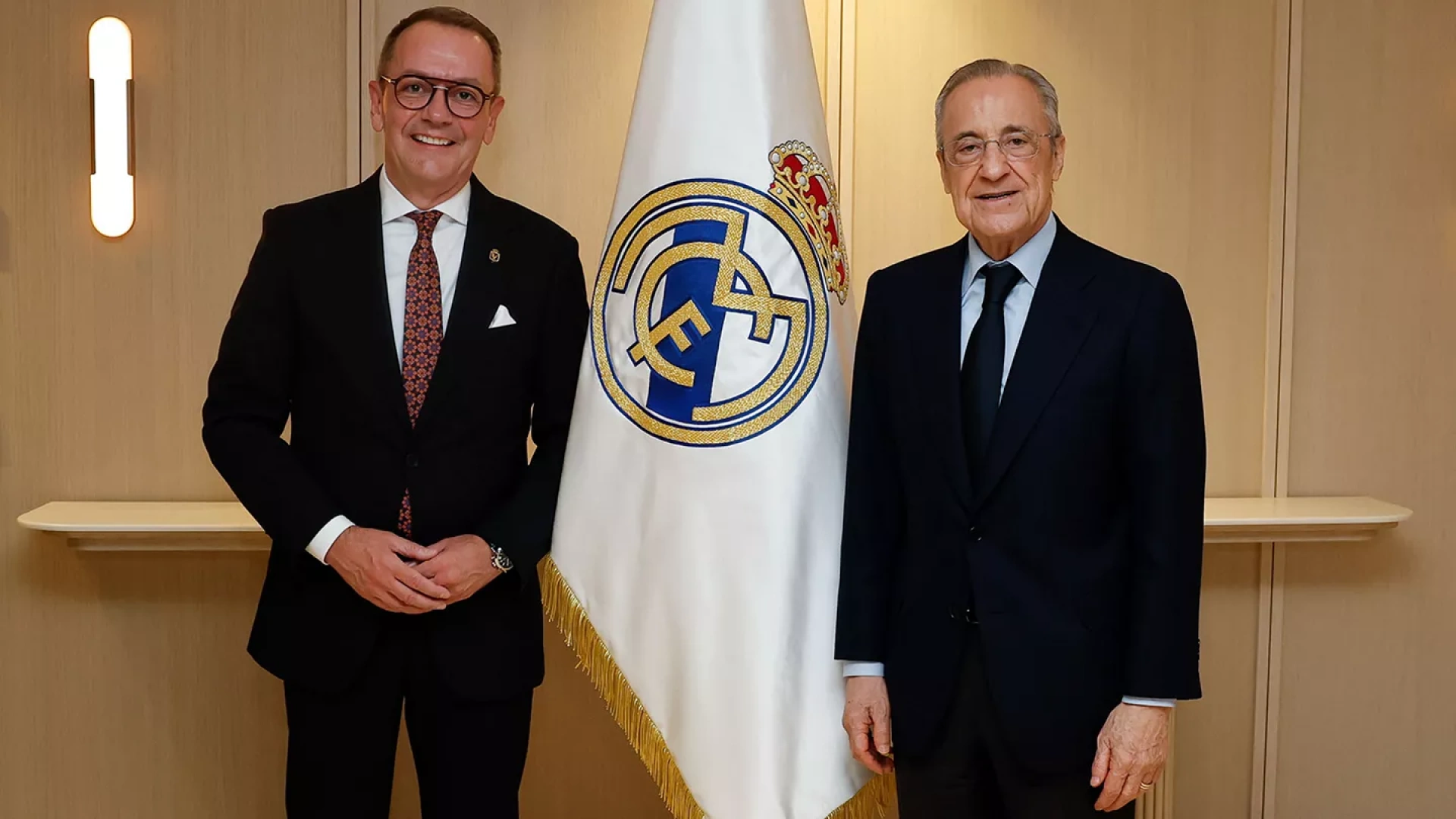 El Paso Blanco de Lorca entrega al Real Madrid una bandera única bordada a mano por su 125 aniversario