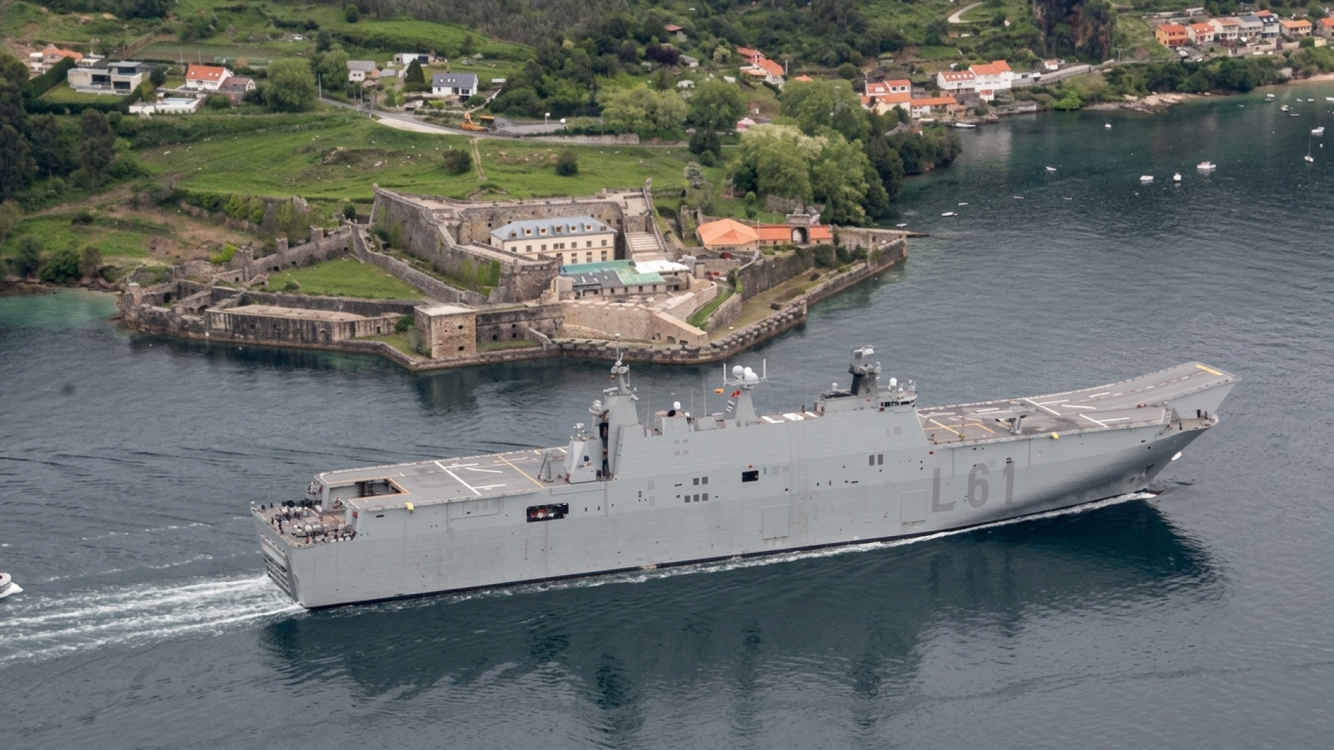 El portaaviones ‘Juan Carlos I’ fondeó en la ría de Ferrol para desembarcar a alumnos en prácticas