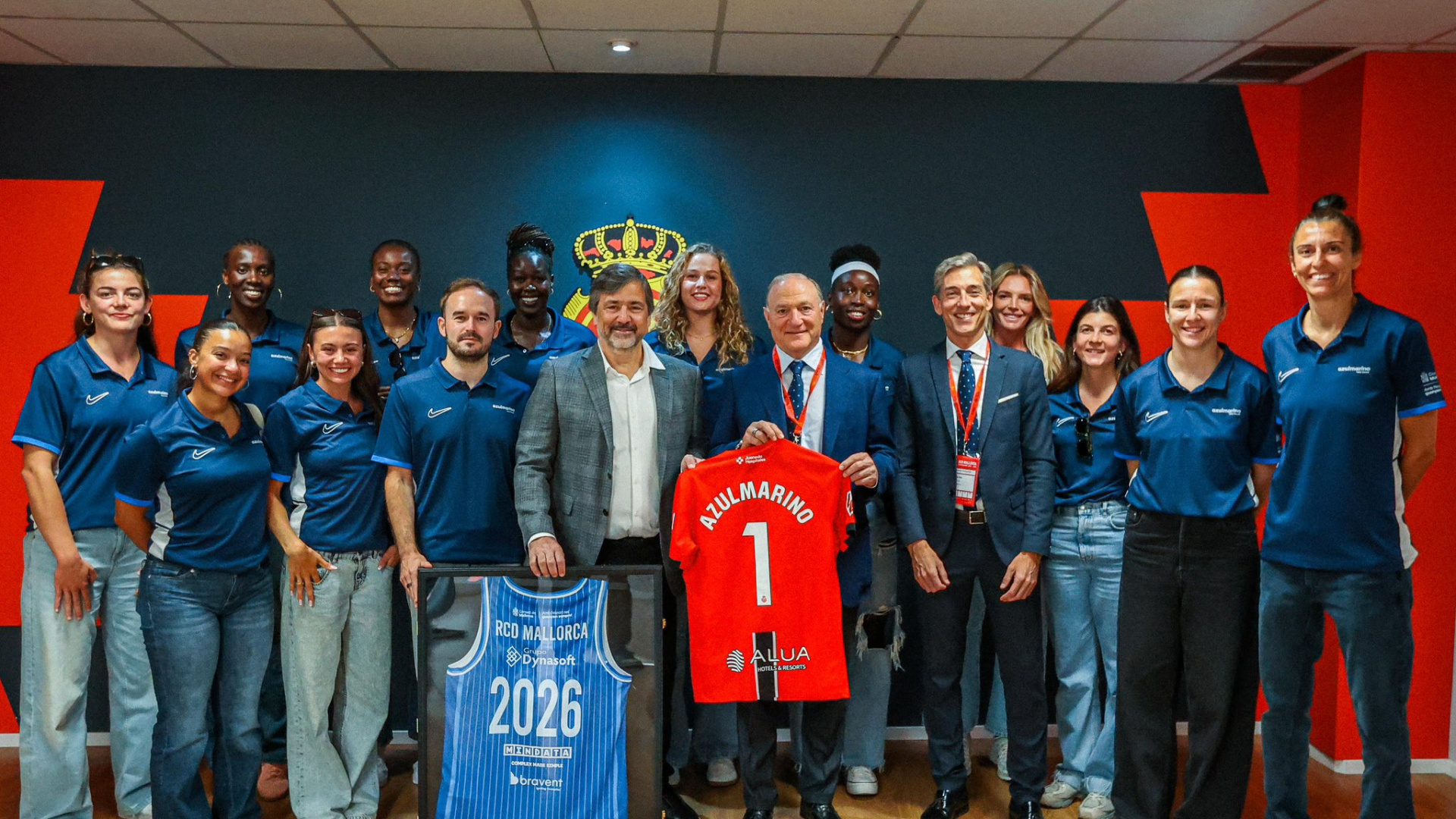 El Azul Marino celebra el ascenso y asegura la continuidad de Alberto Antuña como técnico: 