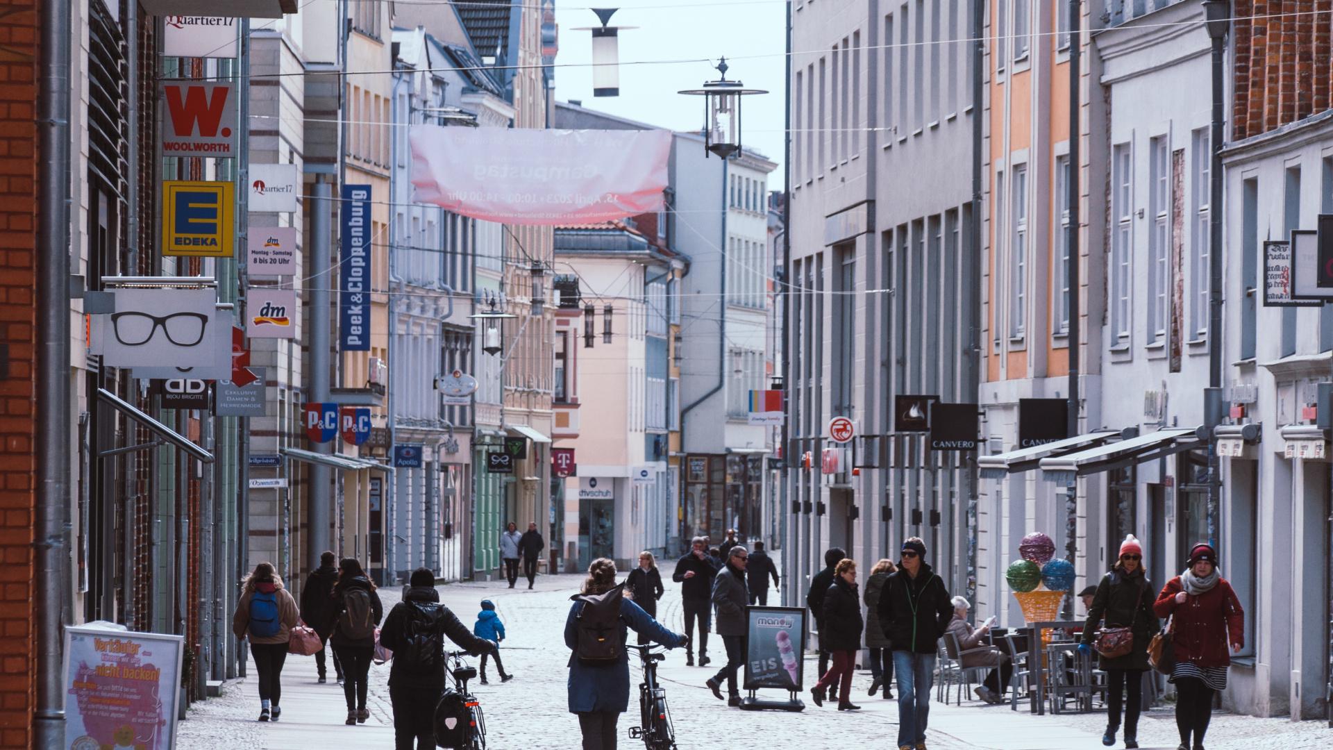El policía y criminólogo Víctor Navarro advierte de que vuelven las estafas de 'la mancha' y 'la siembra': así te roban en la calle sin que te des cuenta