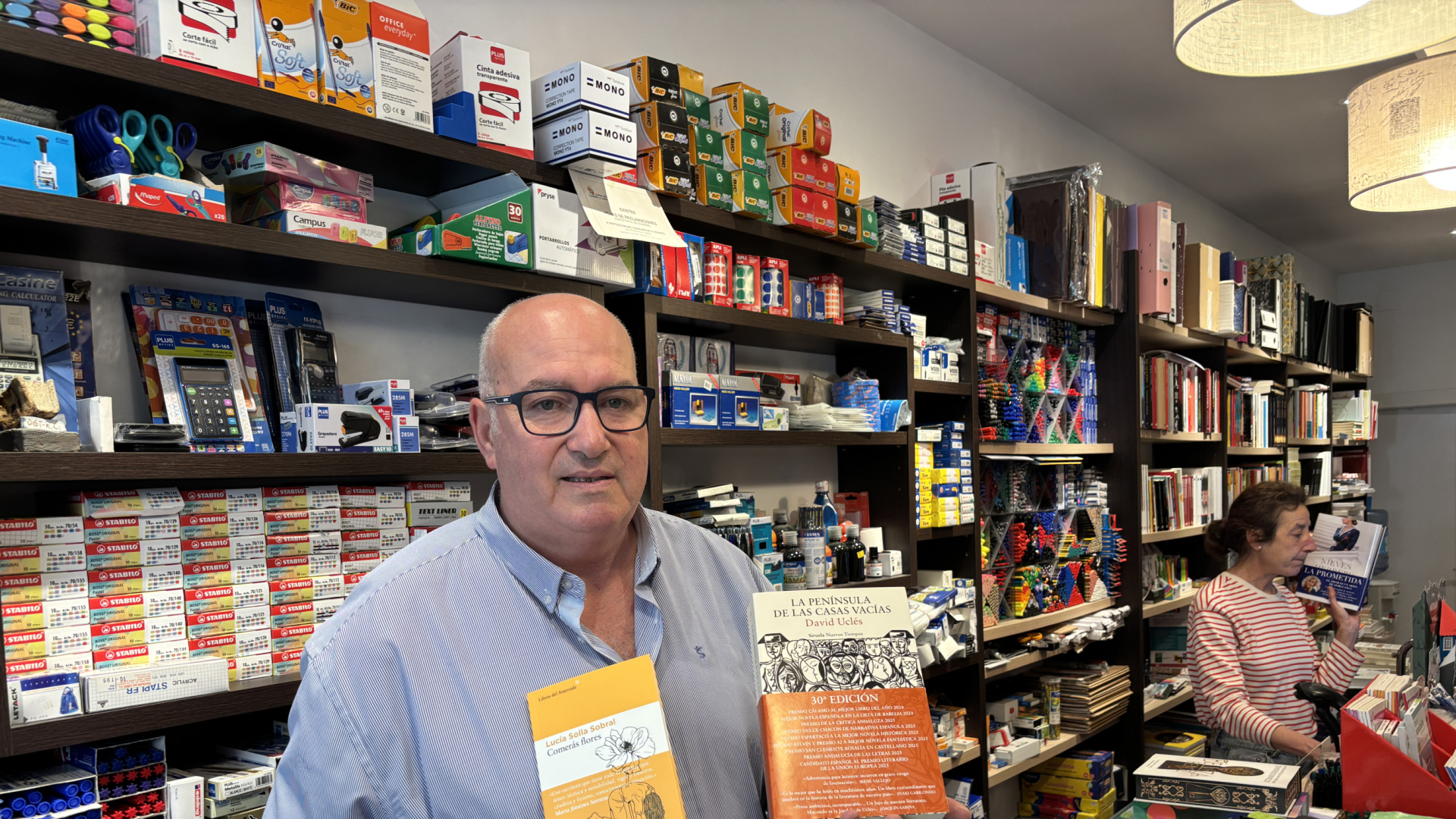 El 'buen trabajo y no tan buen negocio' de ser librero, según Ángel Iglesias: 